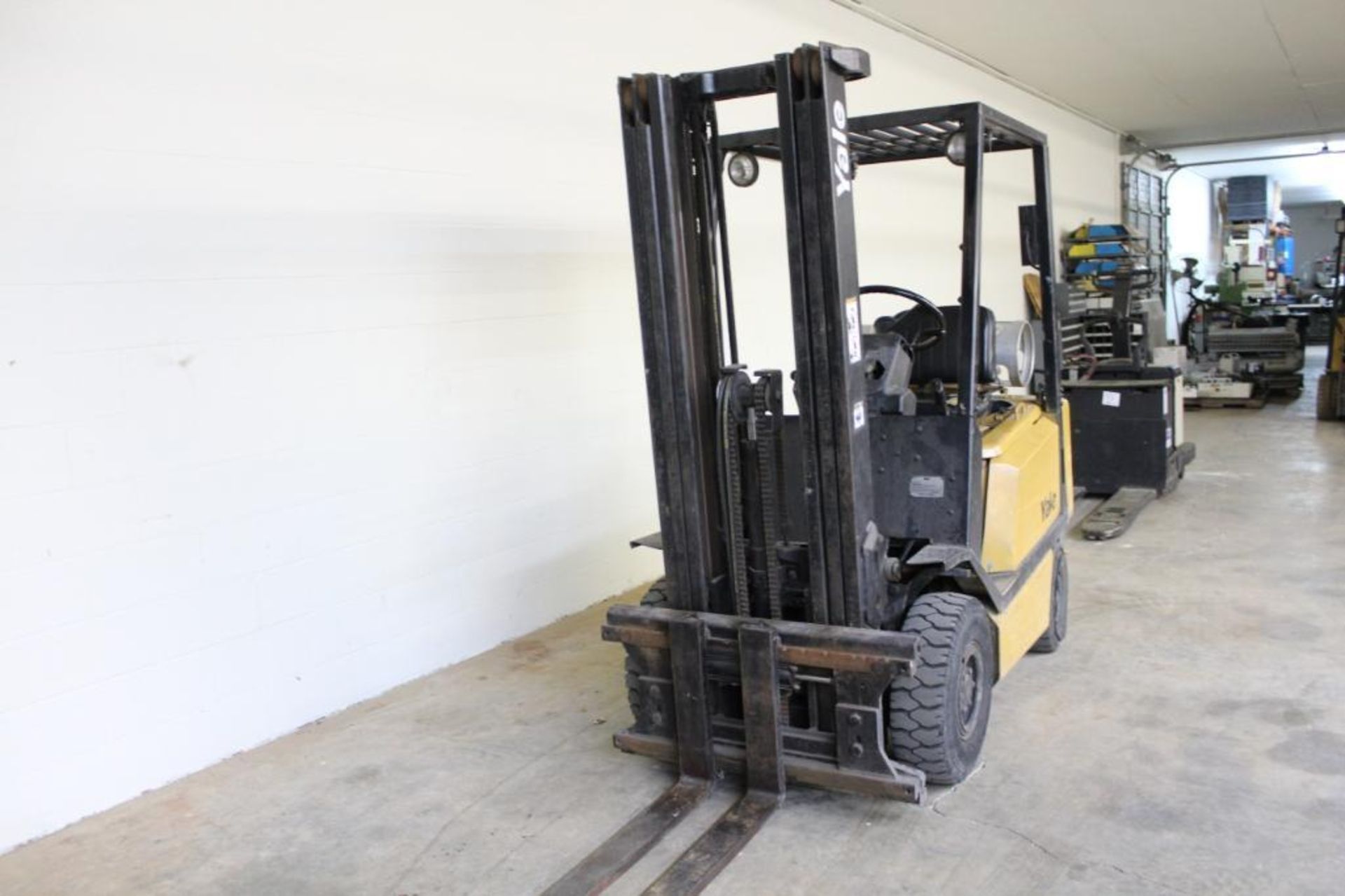 Yale GLP030BFNUAEO 3000lbs pneumatic tire LP forklift - Image 3 of 12