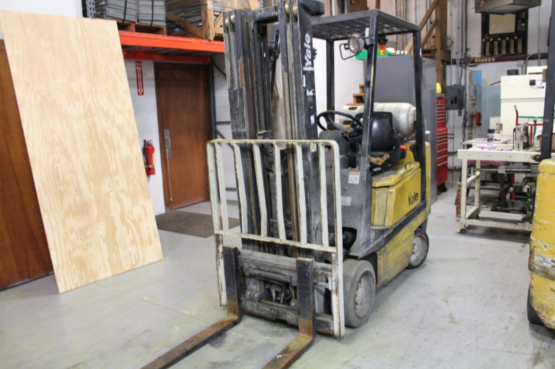 Yale GLC040AFNUAE082 4000 lb. forklift - Image 2 of 10