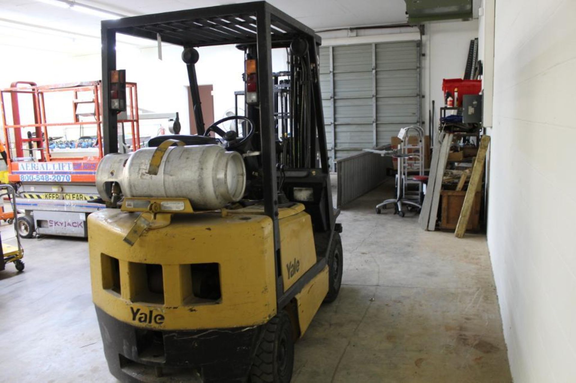 Yale GLP030BFNUAEO 3000lbs pneumatic tire LP forklift - Image 9 of 12