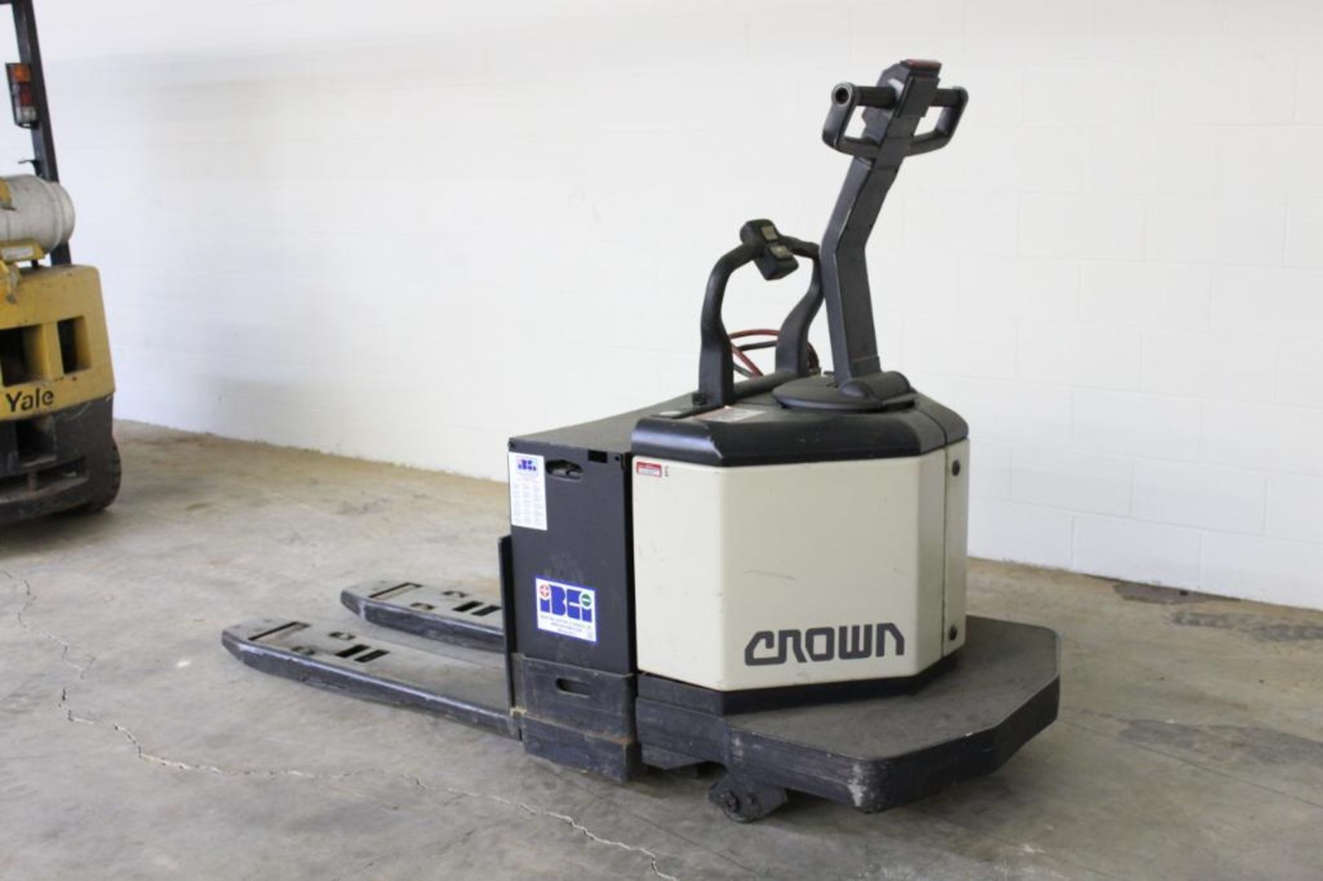 Crown PE3520-60 Rider pallet jack - Image 2 of 9