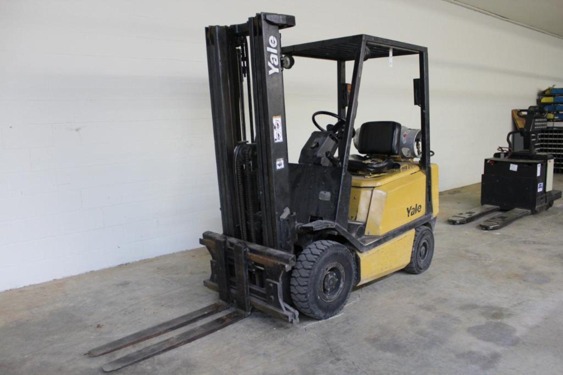 Yale GLP030BFNUAEO 3000lbs pneumatic tire LP forklift - Image 2 of 12