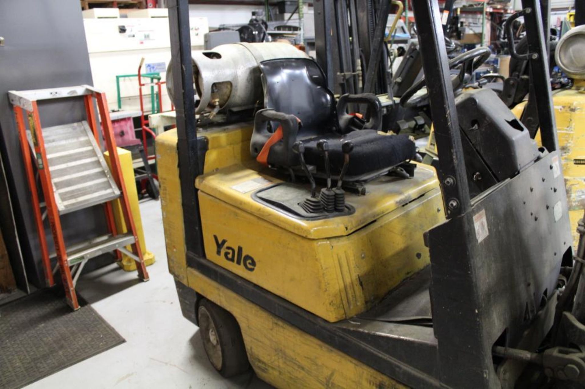 Yale GLC040AFNUAE082 4000 lb. forklift - Image 5 of 10