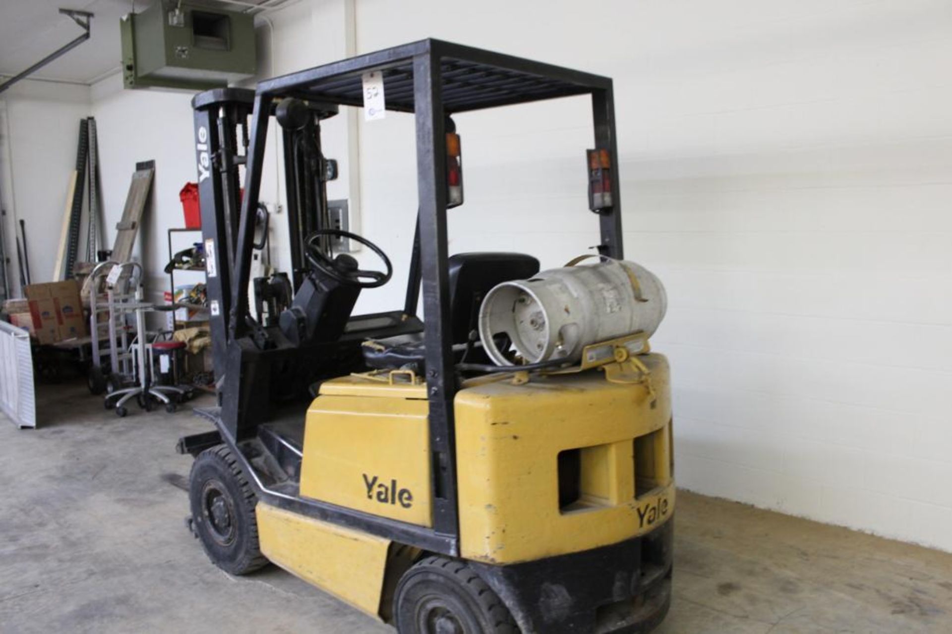 Yale GLP030BFNUAEO 3000lbs pneumatic tire LP forklift - Image 7 of 12