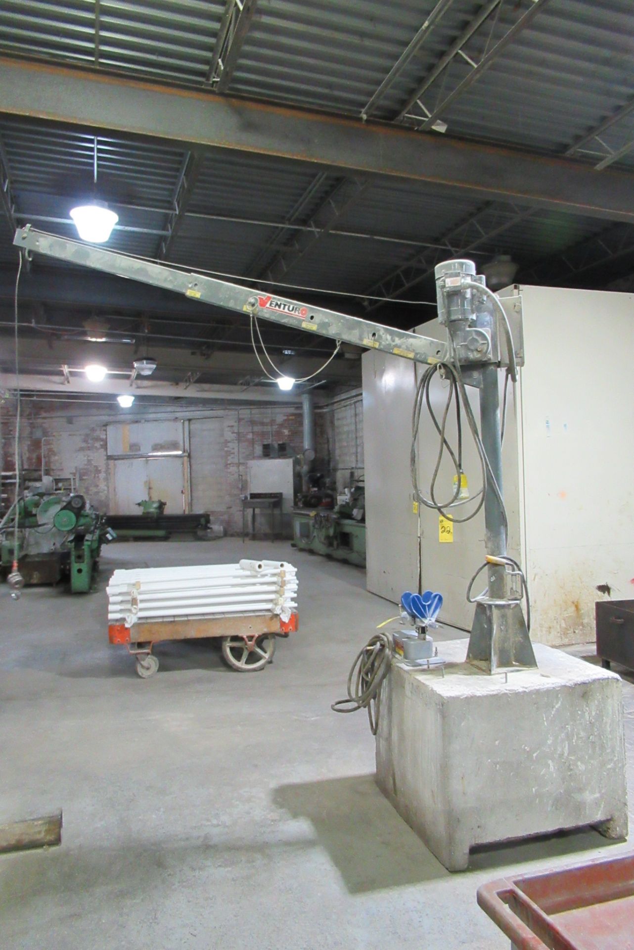 Venturo Electric Mast Crane, 2,000 Lb. Capacity