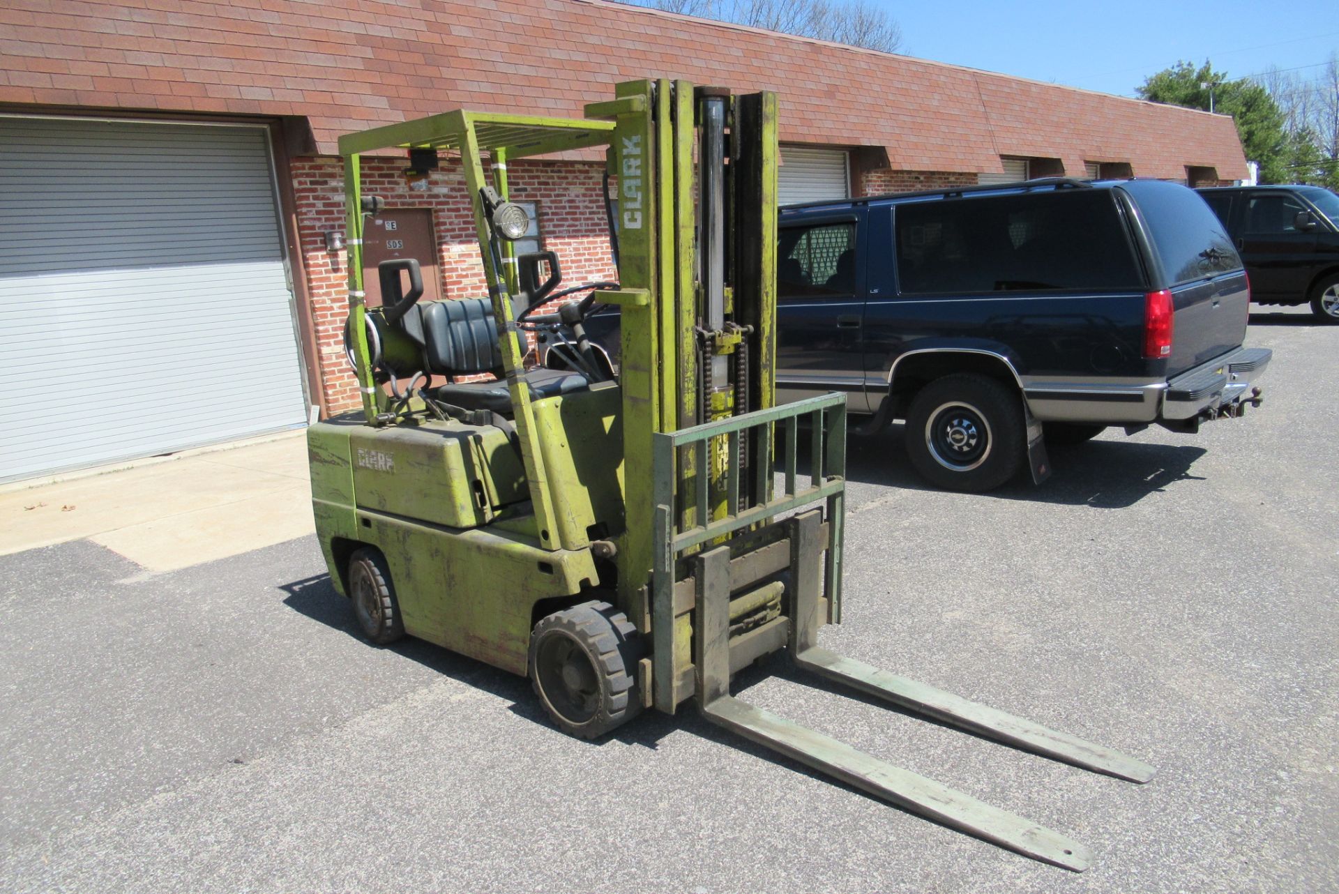 Clark Forklift 3,275 Lift Capacity, 3-Tier Lift, m/n C500-40, s/n 355-0002-5615FA, 990 Hours