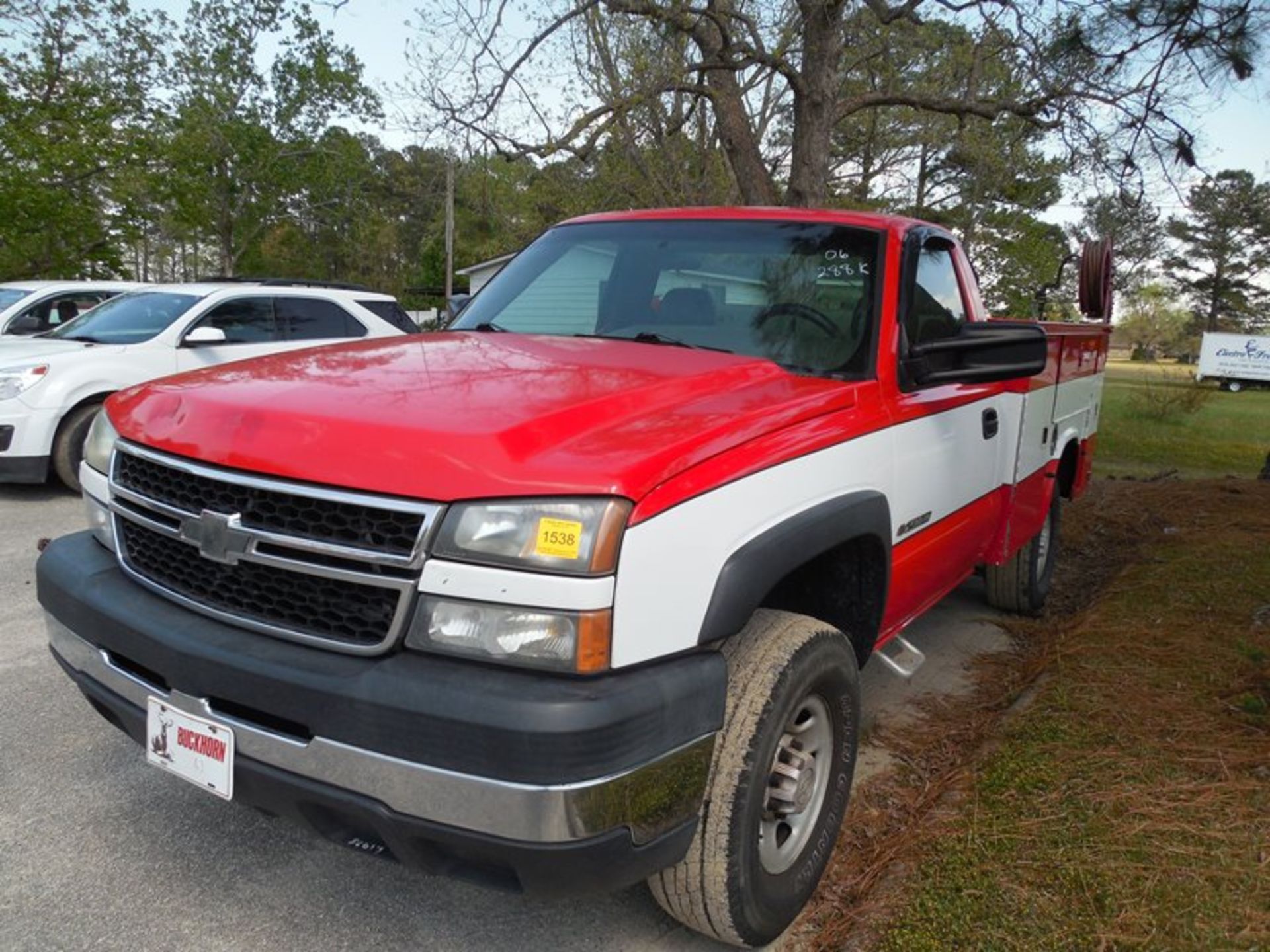 2006 Chev 2500 with service body 288,854 miles Air compressor vin# 1GBHC24U46E177024 Air - Image 2 of 7