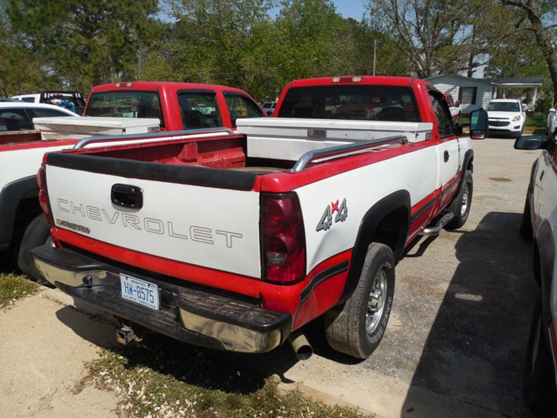 2006 CHEV 2500 mileage unknown 4wd, dsl, vin# 1GCHK24D76E283594 bad dent in bed, overall condition - Image 4 of 5