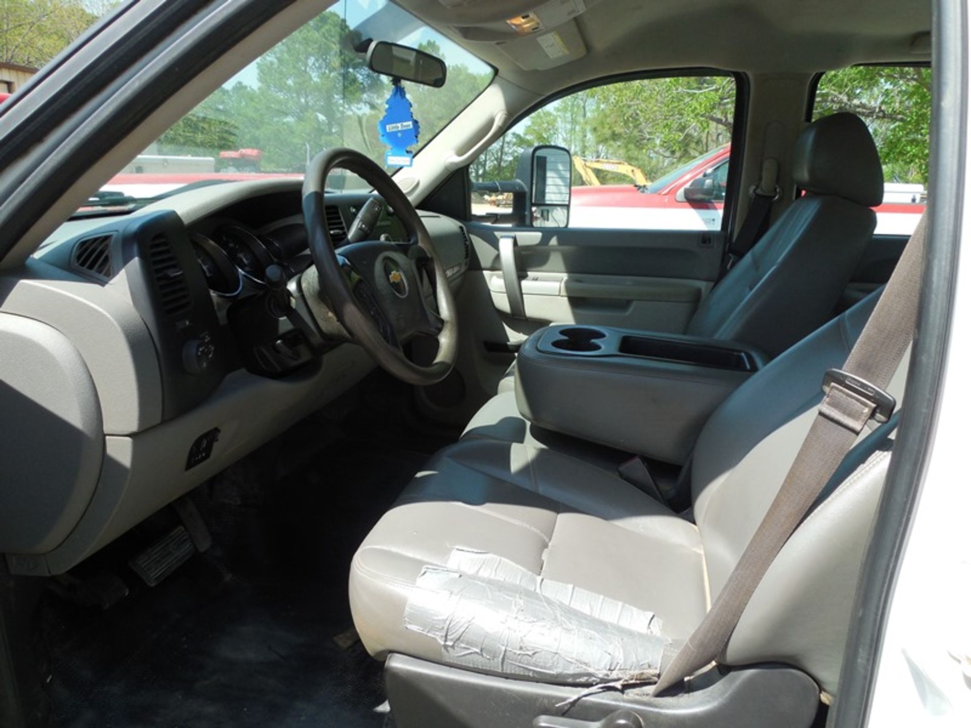 2013 CHEV 2500 136,972 miles crew cab, 2wd, vin# 1GC1CVCG2DF172518 door dented, small dents crew - Image 2 of 7