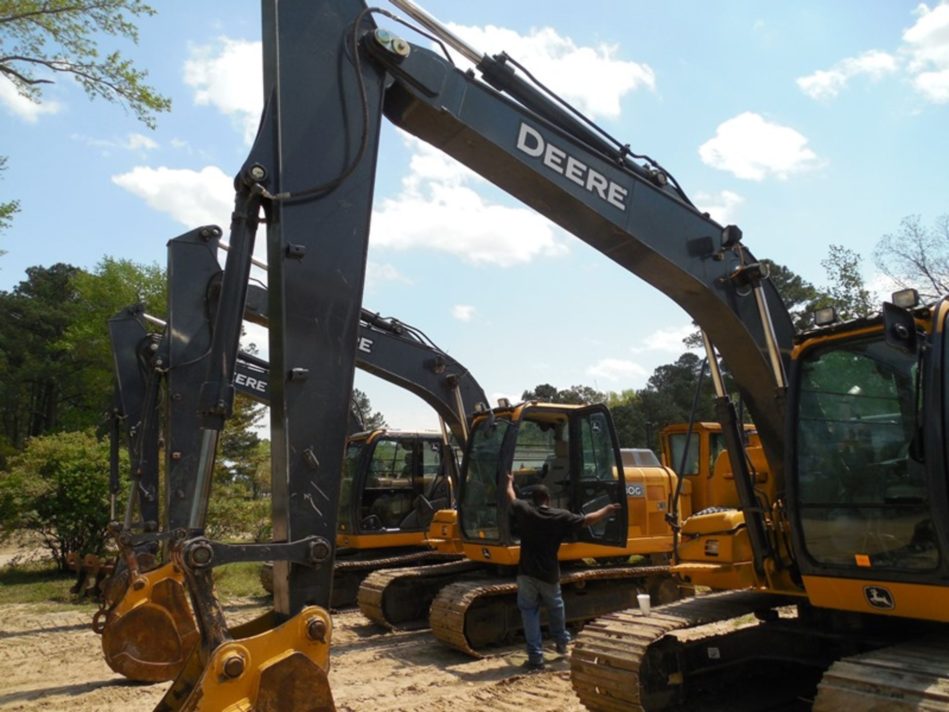 2014 Deere 130G Excavator 3113 hrs Cab / AC, Long Arm, 28" Pads, 24" bucket, Control Pattern - Image 2 of 9