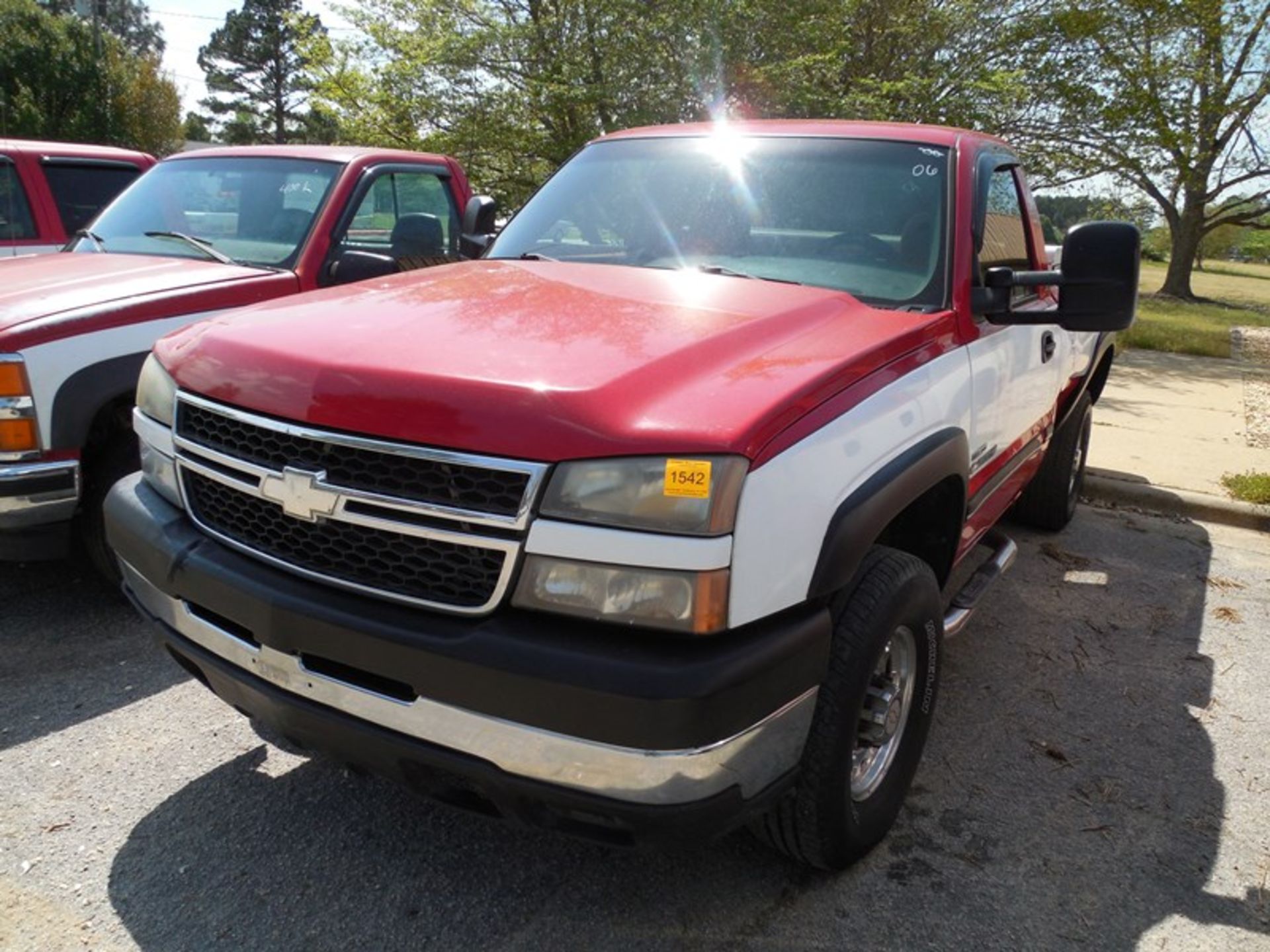 2006 CHEV 2500 mileage unknown 4wd, dsl, vin# 1GCHK24D76E283594 bad dent in bed, overall condition