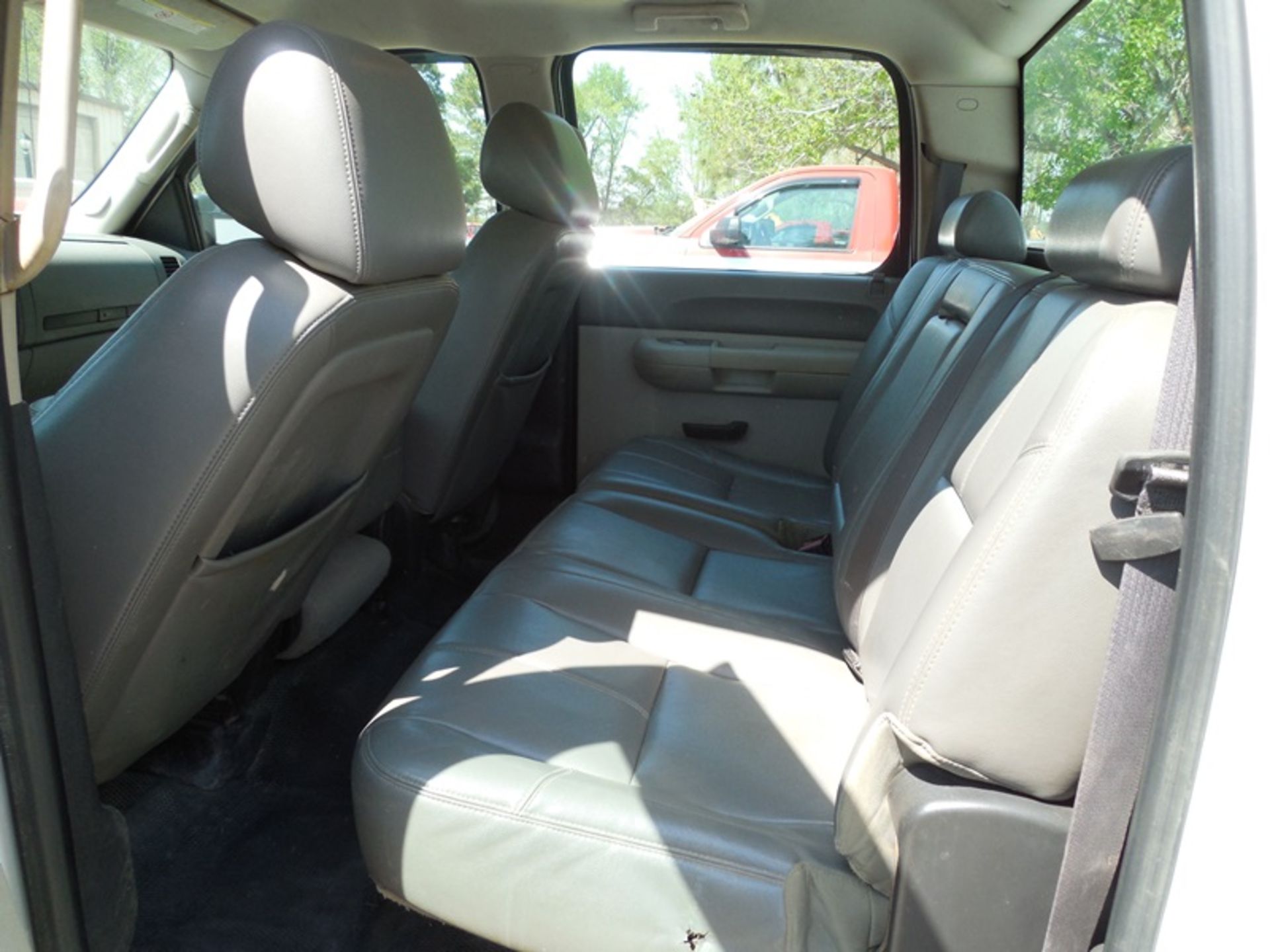 2013 CHEV 2500 136,972 miles crew cab, 2wd, vin# 1GC1CVCG2DF172518 door dented, small dents crew - Image 3 of 7