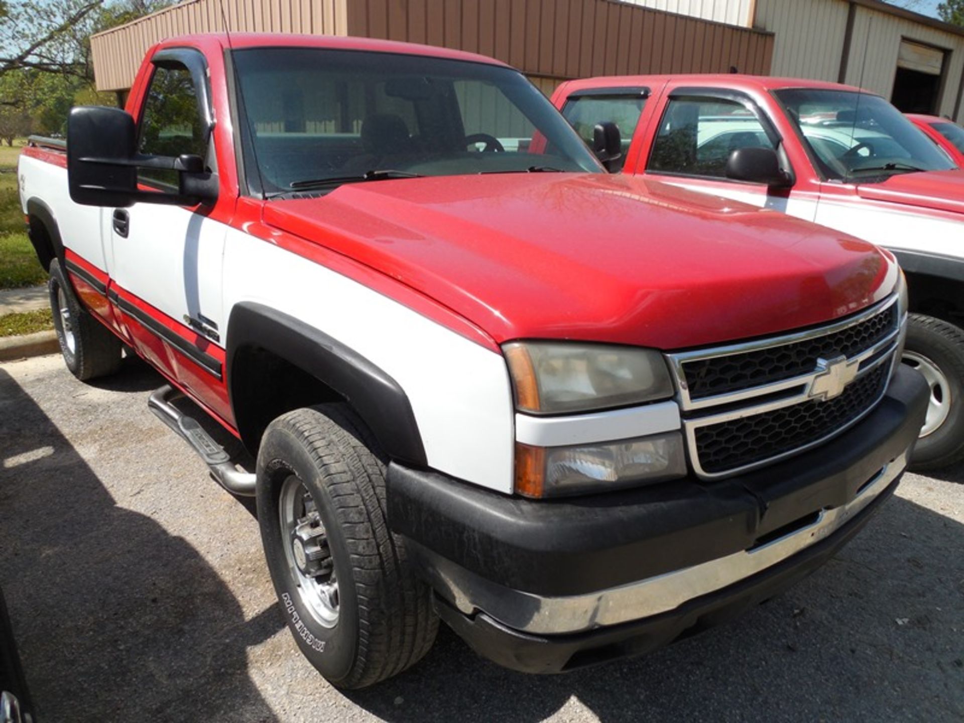 2006 CHEV 2500 mileage unknown 4wd, dsl, vin# 1GCHK24D76E283594 bad dent in bed, overall condition - Image 5 of 5