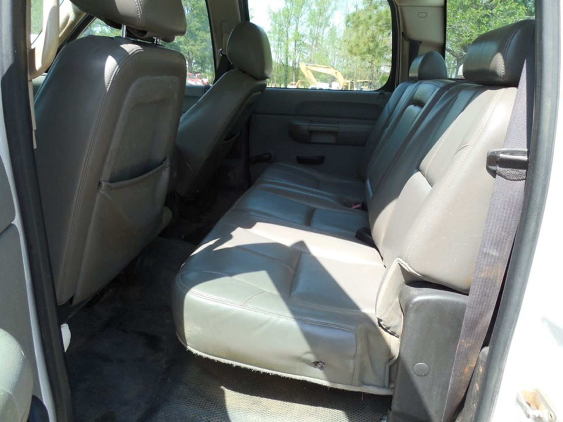 2014 CHEV 2500 124,577 miles crew cab, 2wd, vin# 1GC1CVCG2EF159706 small dents crew cab, 2wd, vin# - Image 3 of 7