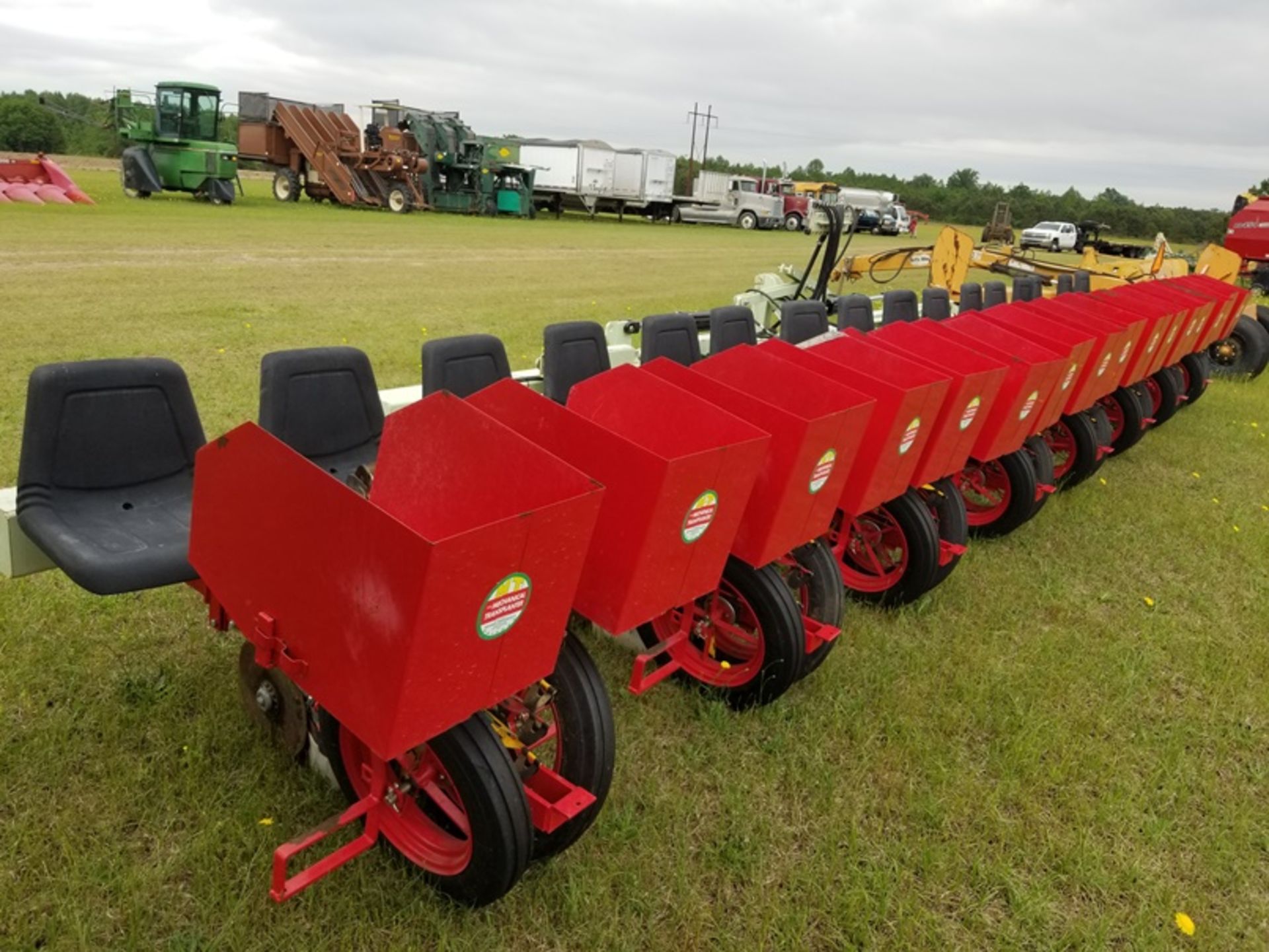 8 row Mechanical Transplanter w/ KMC stack fold bar like new - Image 3 of 4