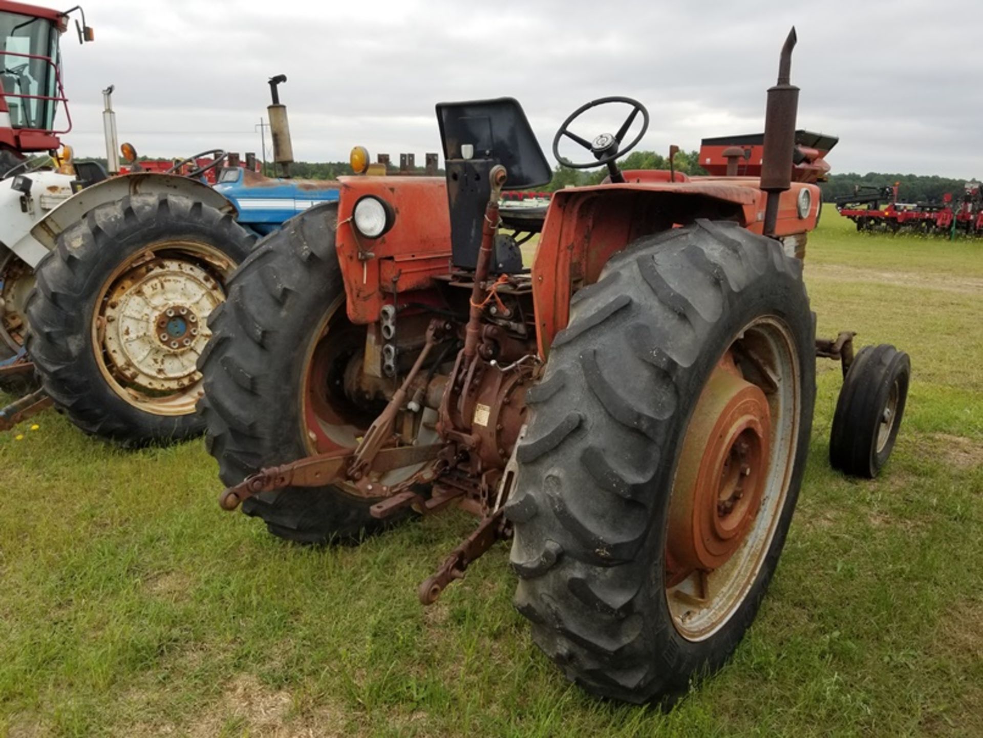 MF 180 tractor - Image 4 of 5