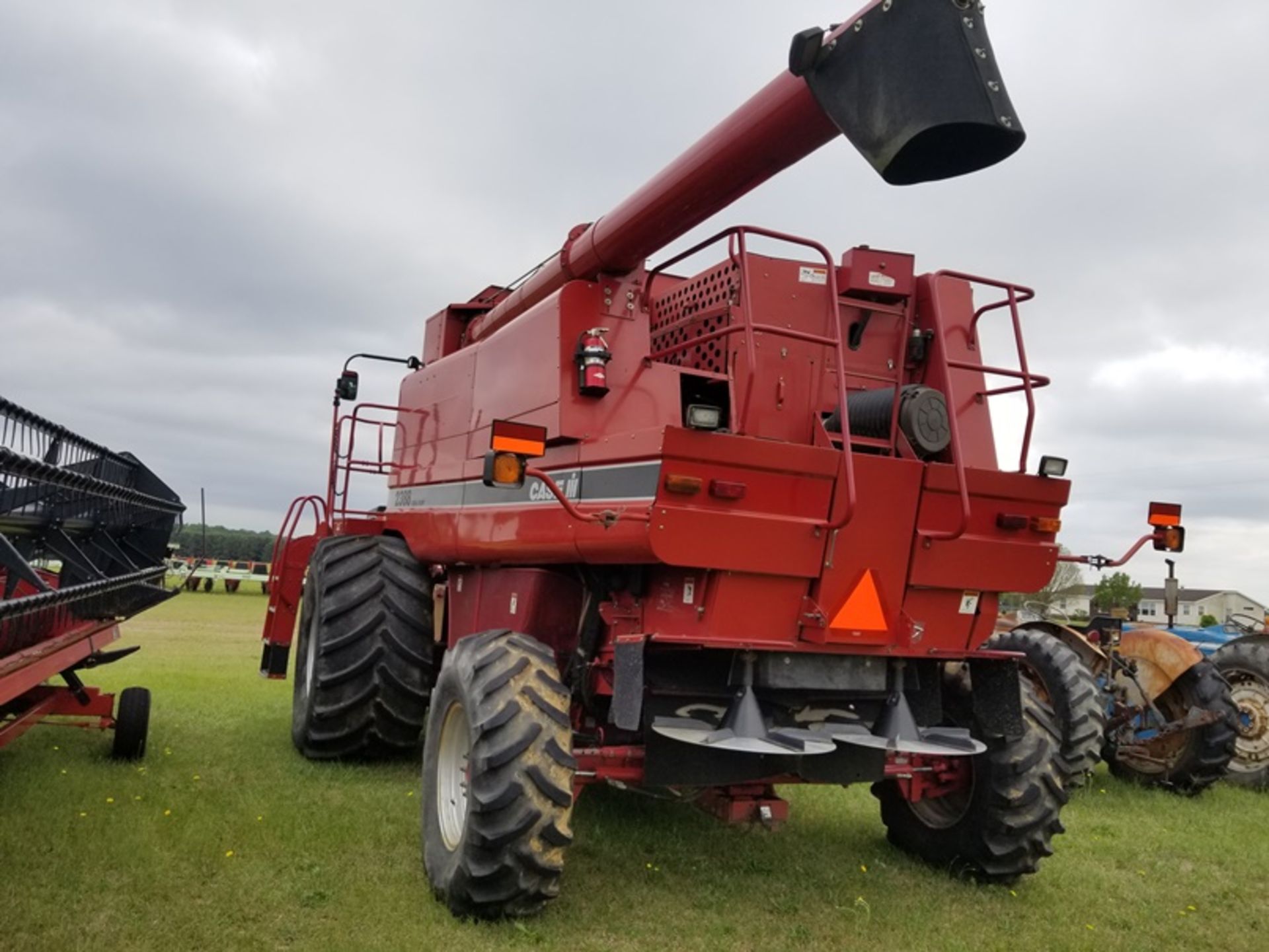 Case 2388 Combine 2605 eng hrs 1620 rotor hrs ser #HAJ292590 front tires 900x60 R32 rear 18.4x26 - Image 3 of 5