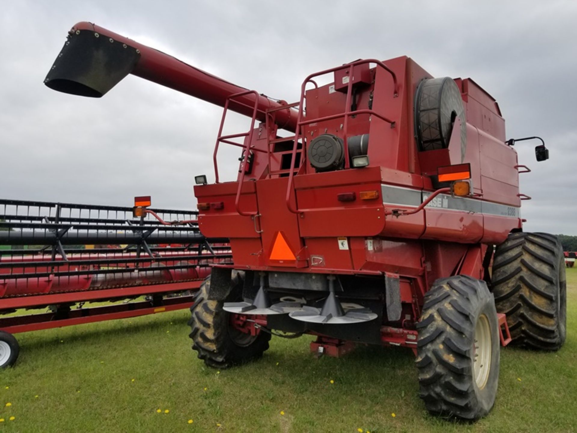 Case 2388 Combine 2605 eng hrs 1620 rotor hrs ser #HAJ292590 front tires 900x60 R32 rear 18.4x26 - Image 4 of 5