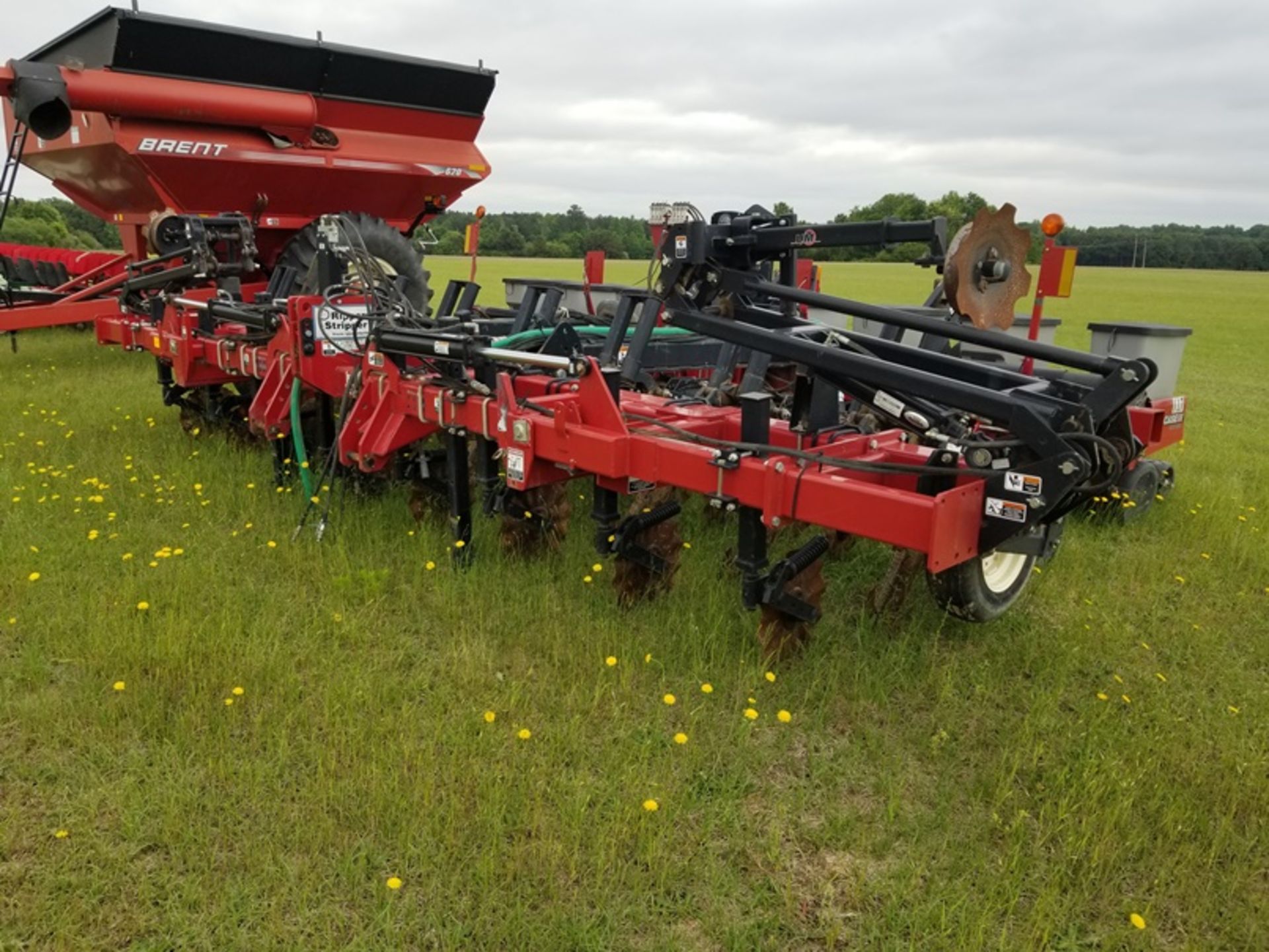 Univerth 8 row Mod #330 Ripper Stripper w/ 8 row Case 1210 Early riser planter 30" - Image 4 of 5