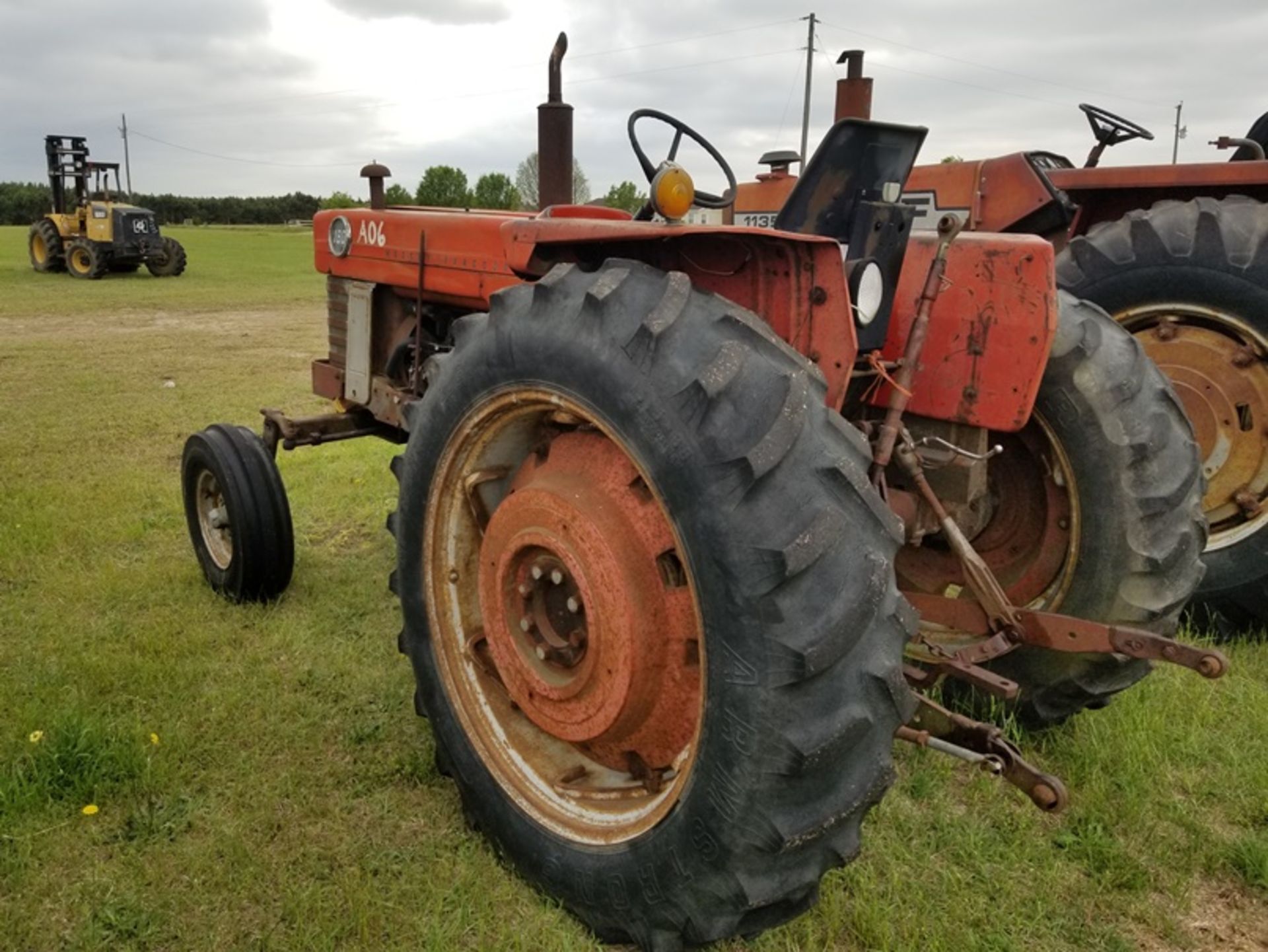 MF 180 tractor - Image 3 of 5