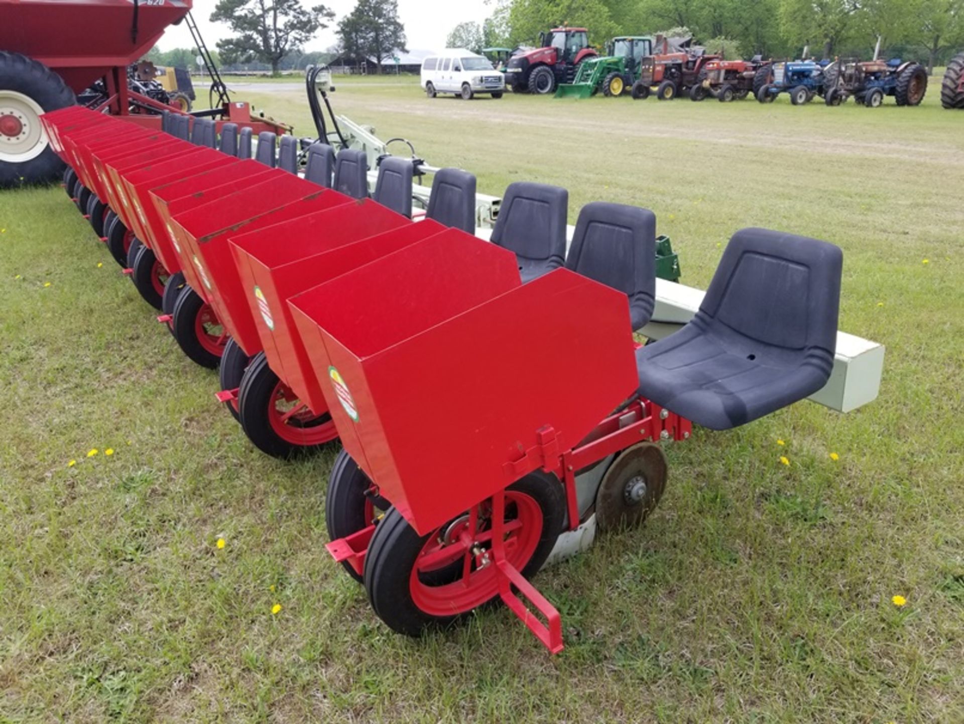 8 row Mechanical Transplanter w/ KMC stack fold bar like new - Image 2 of 4