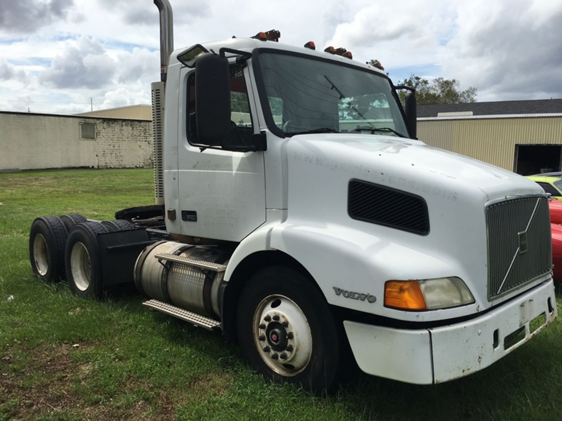 2000 Volvo Day cab Cummins N14 484,504 miles vin #4V4MD2JF3YN256690 - Image 2 of 5