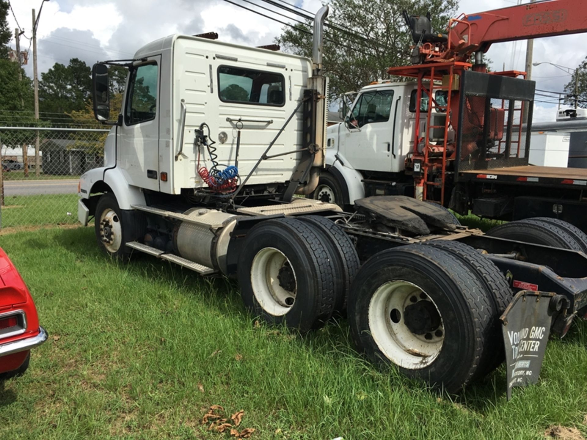 2000 Volvo Day cab Cummins N14 484,504 miles vin #4V4MD2JF3YN256690 - Image 4 of 5