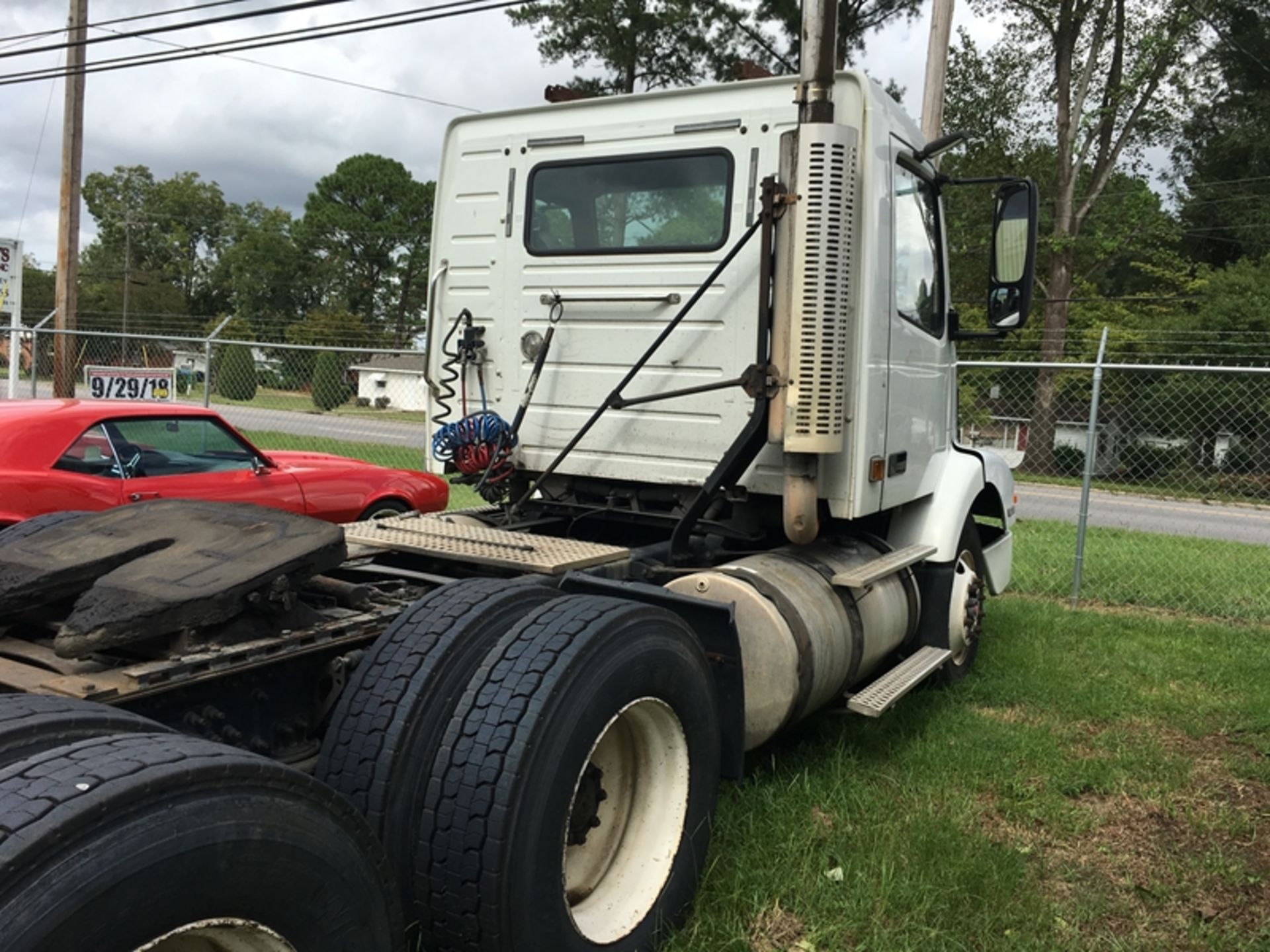 2000 Volvo Day cab Cummins N14 484,504 miles vin #4V4MD2JF3YN256690 - Image 3 of 5