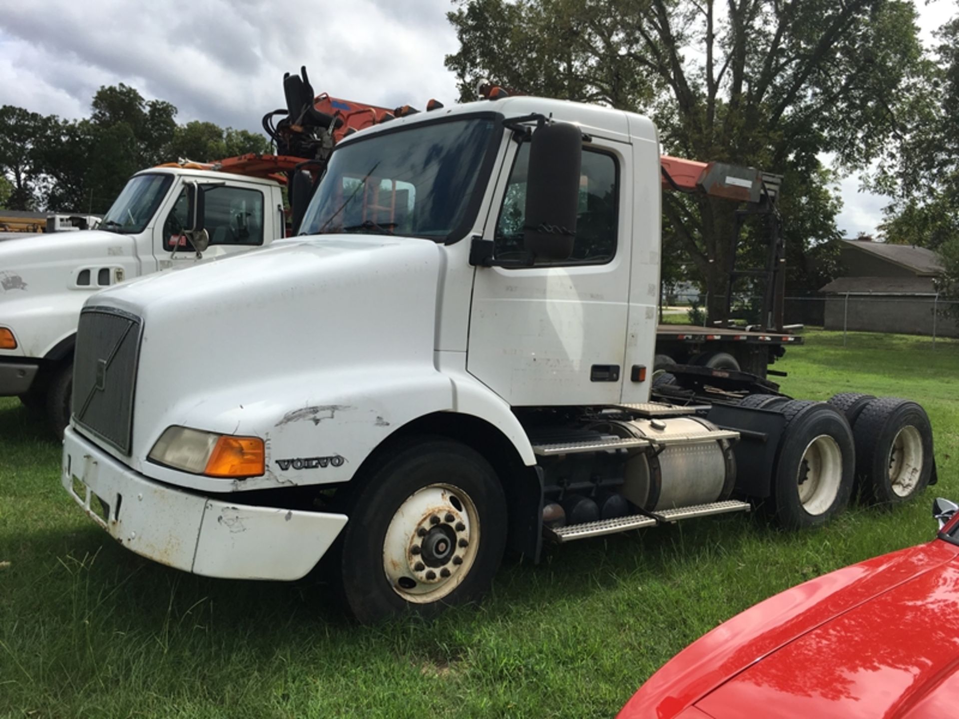 2000 Volvo Day cab Cummins N14 484,504 miles vin #4V4MD2JF3YN256690