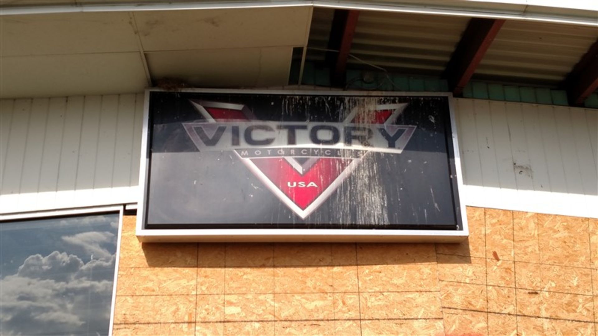 Victory / Artic Cat Signs - (1 x Bid)