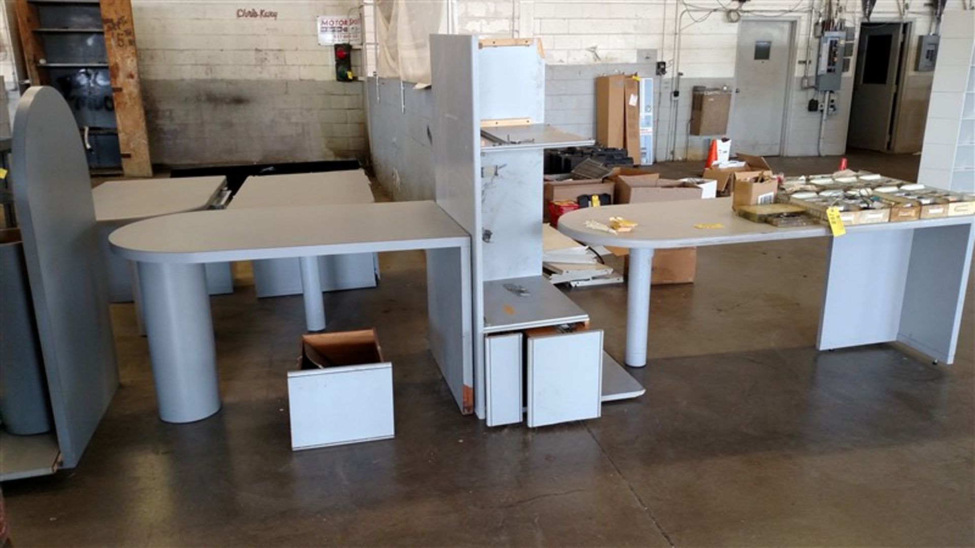 (6) Desks - (1 x Bid)