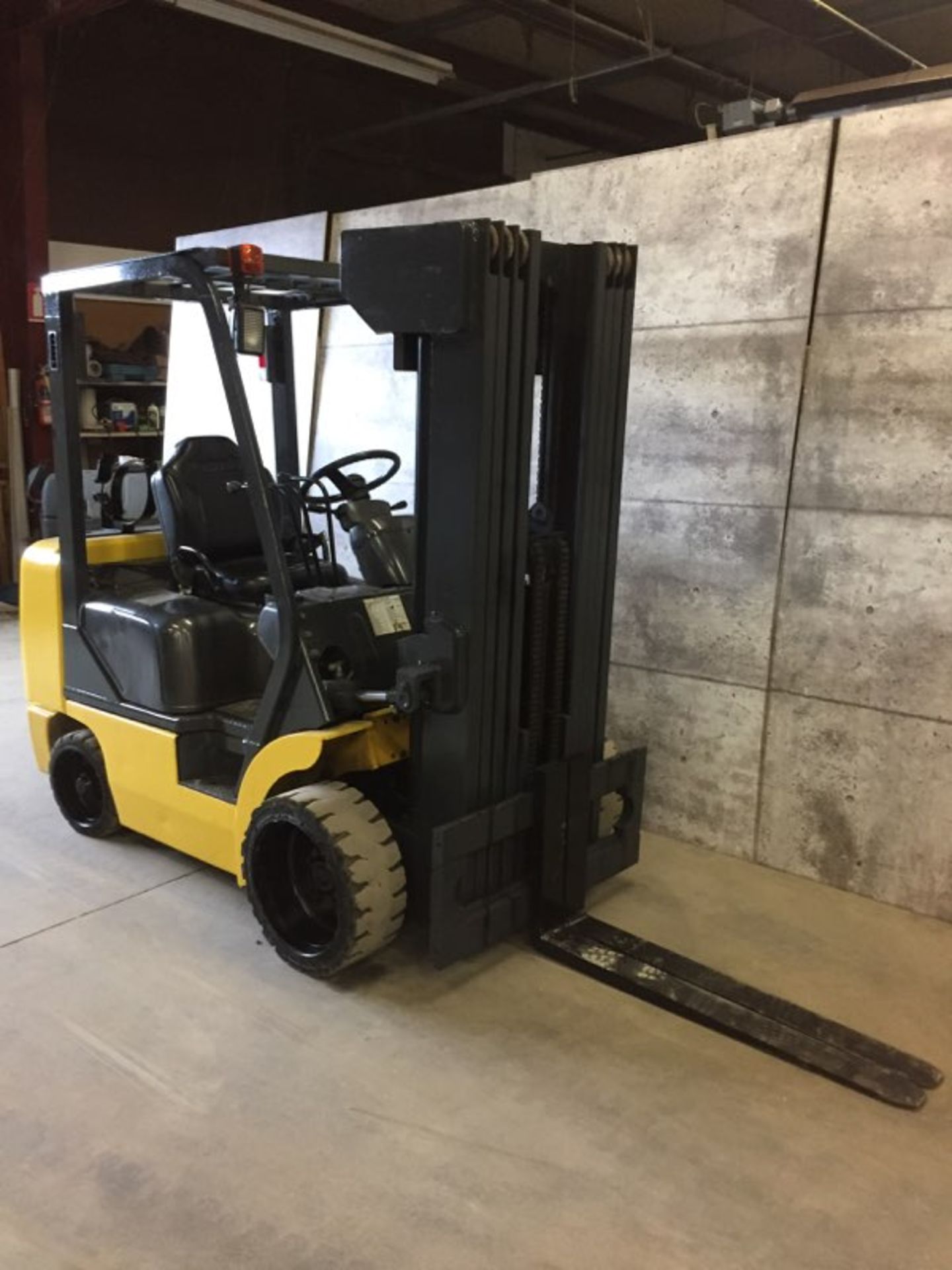 KOMATSU (FG30SHT) 5,000 LBS. CAP SOLID TIRE LPG 4 STAGE MAST FORKLIFT - Image 3 of 6