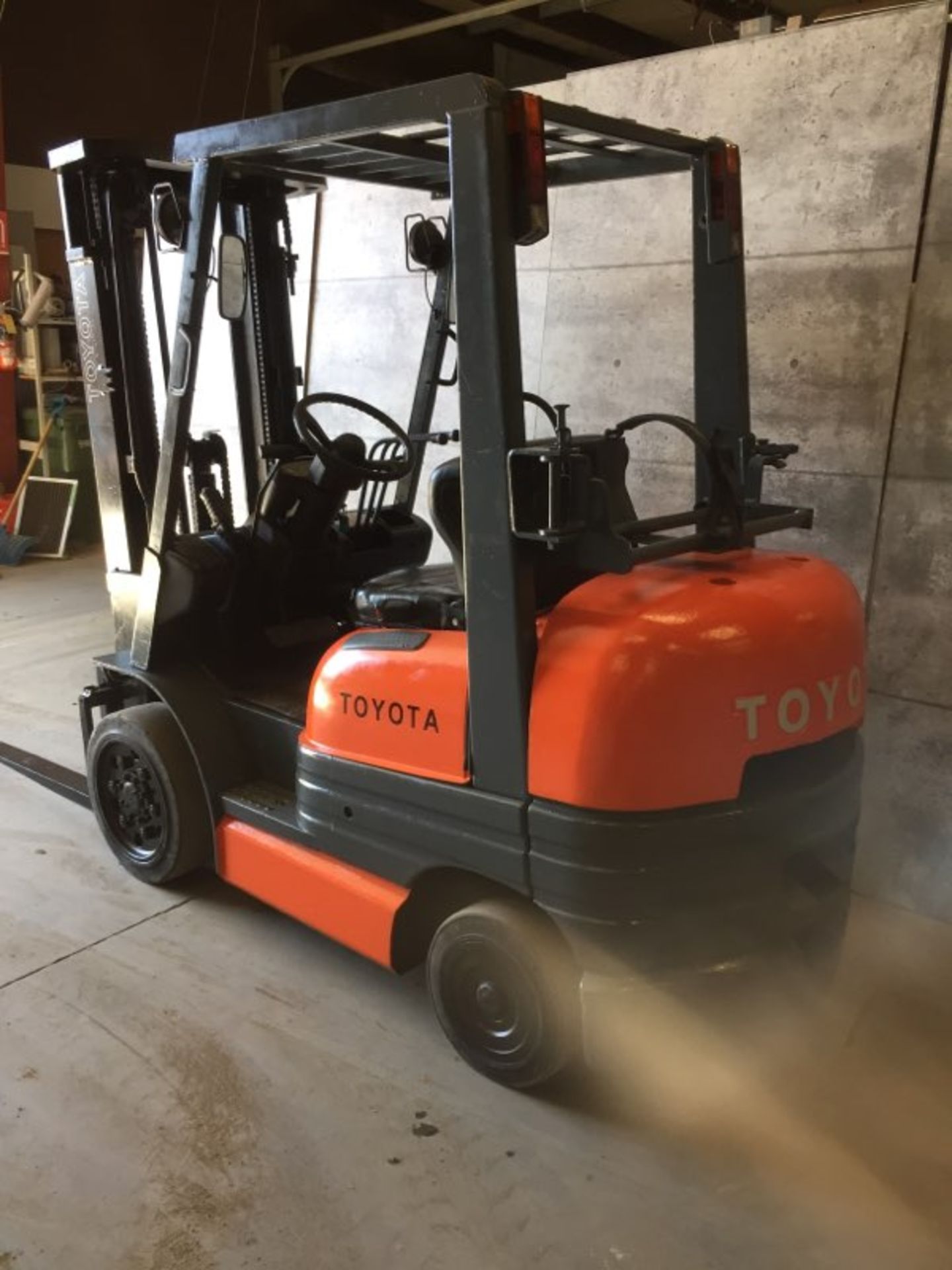 TOYOTA (42 6FGC25) 5,000 LBS. CAP SOLID TIRE LPG FORKLIFT - Image 3 of 5