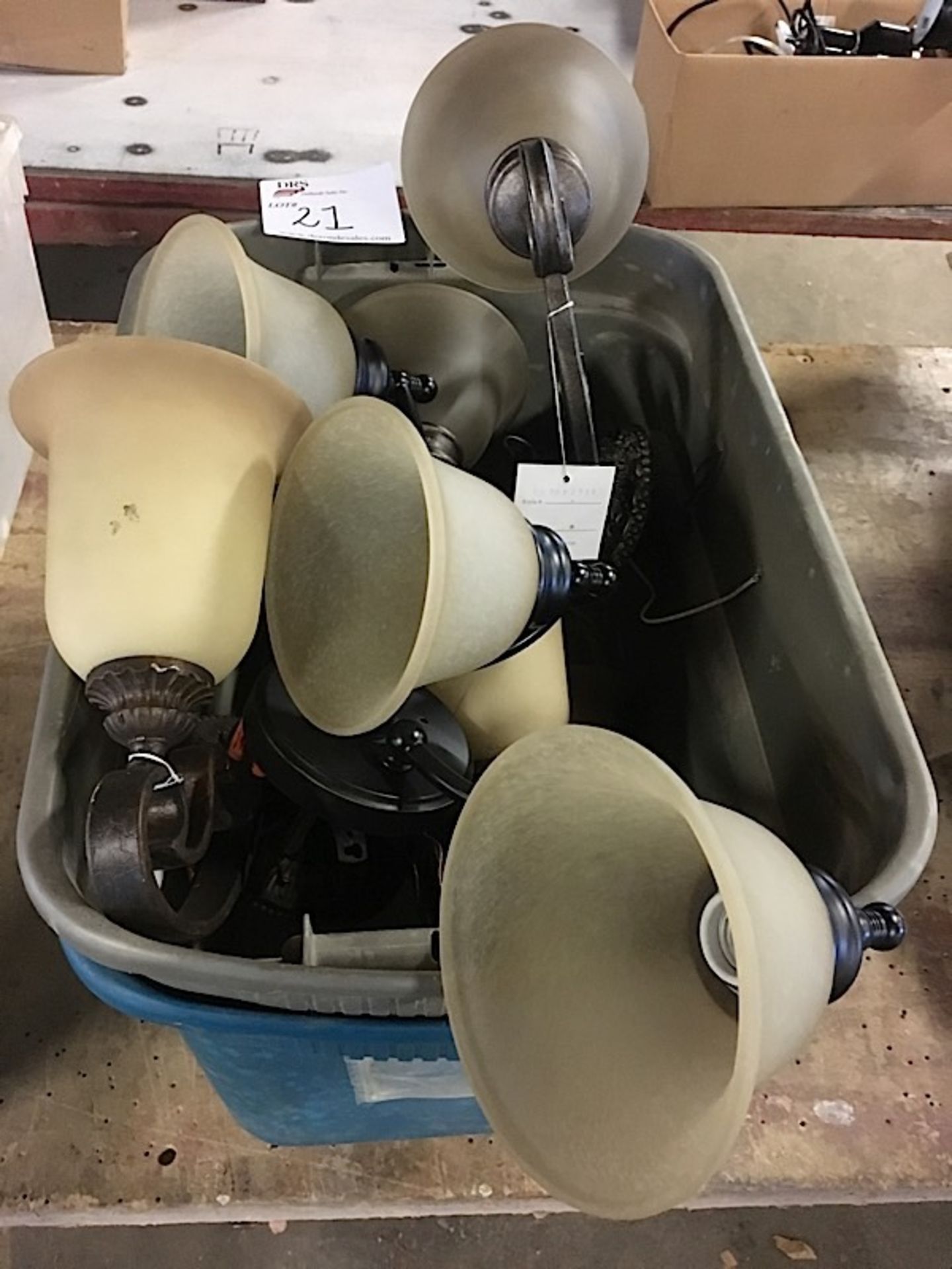 LOT OF LIGHT FIXTURES