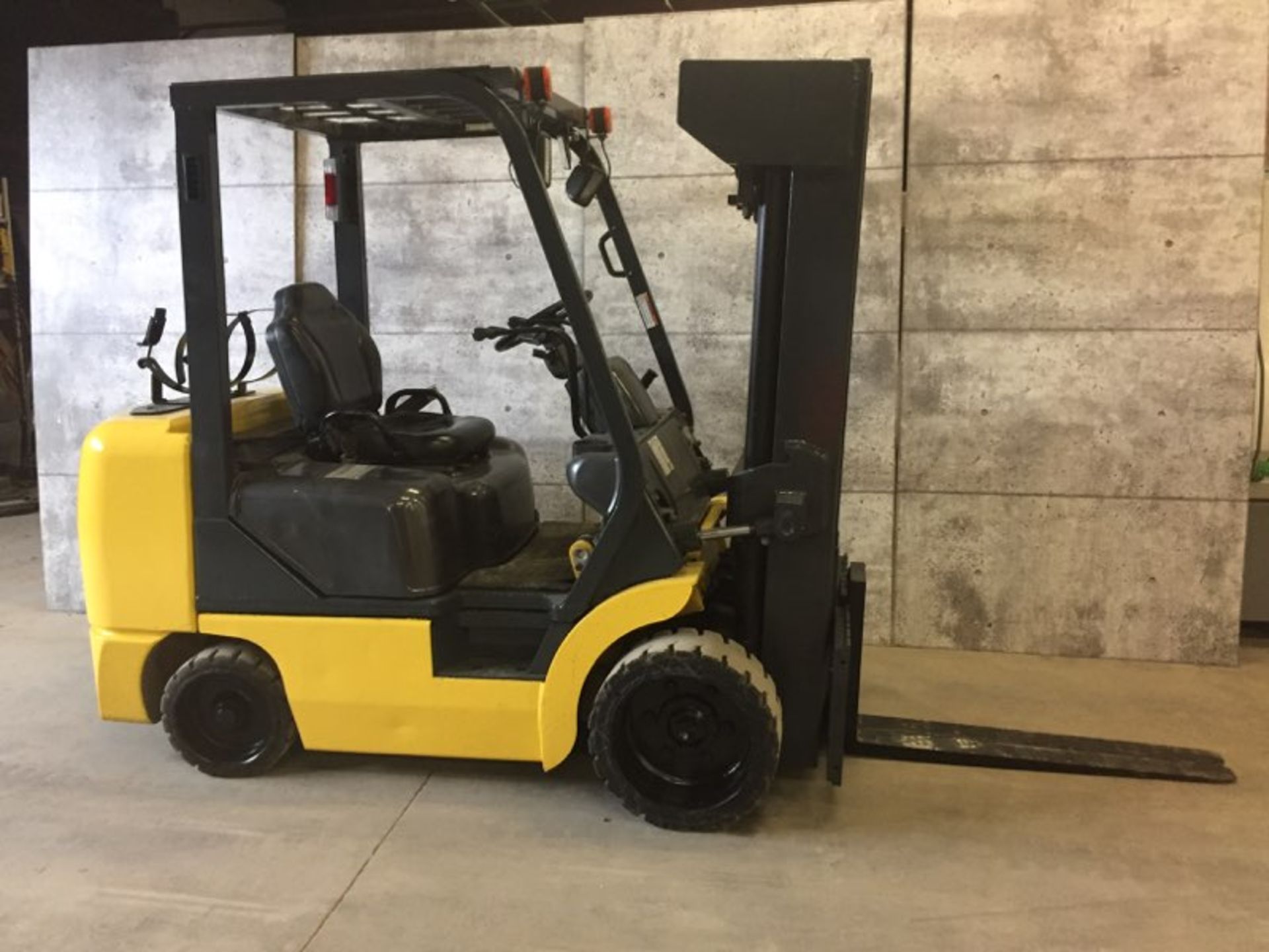 KOMATSU (FG30SHT) 5,000 LBS. CAP SOLID TIRE LPG 4 STAGE MAST FORKLIFT