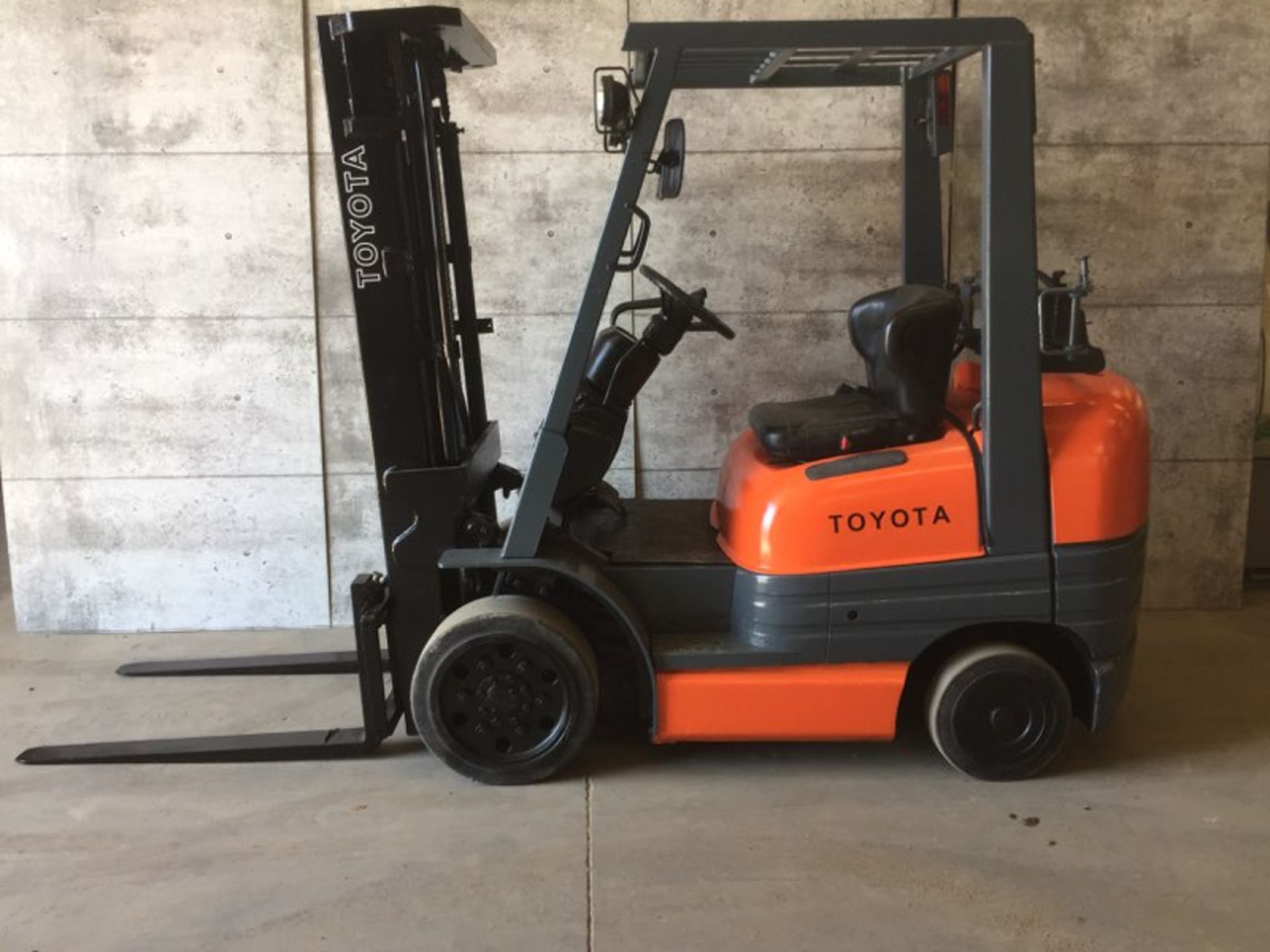 TOYOTA (42 6FGC25) 5,000 LBS. CAP SOLID TIRE LPG FORKLIFT