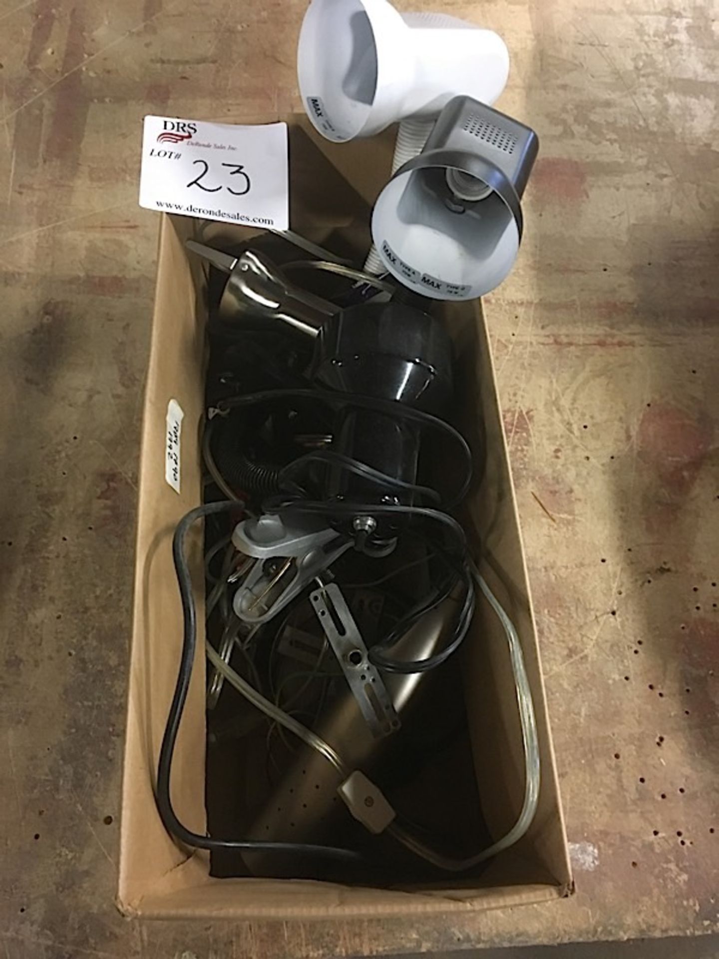 LOT OF LIGHT FIXTURES