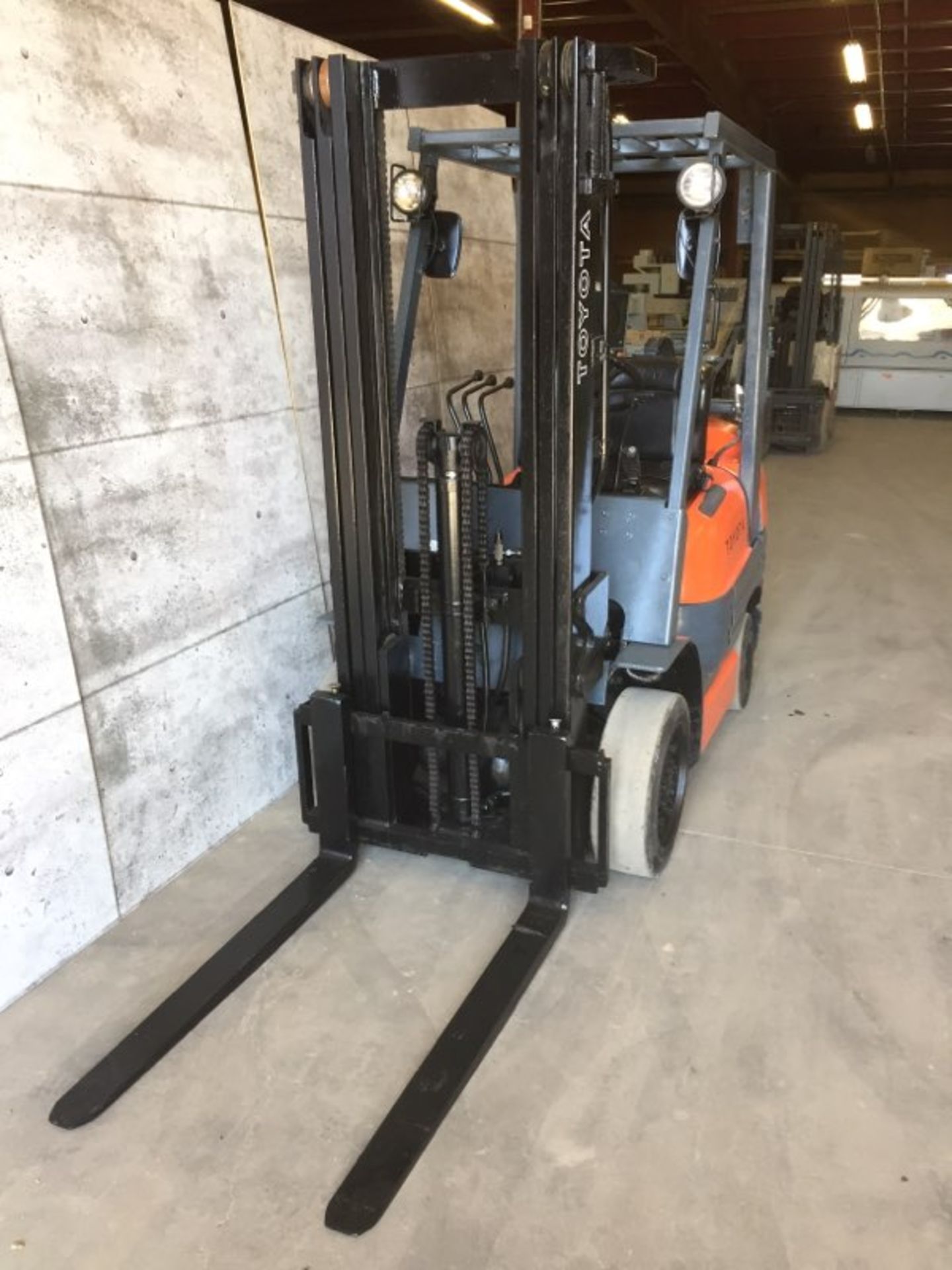 TOYOTA (42 6FGC25) 5,000 LBS. CAP SOLID TIRE LPG FORKLIFT - Image 2 of 5