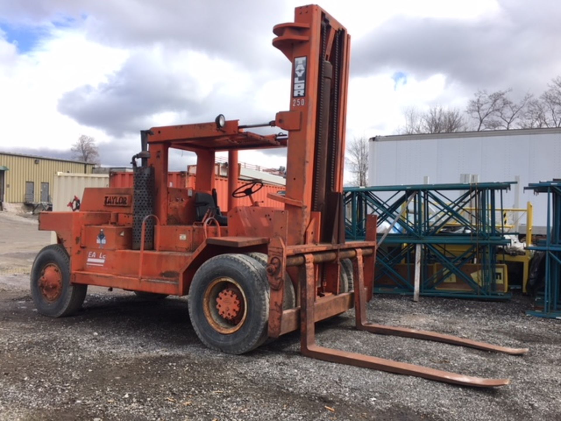 TAYLOR (WPY-25) 25,000 LBS. PNEUMATIC TIRE DIESEL FORKLIFT