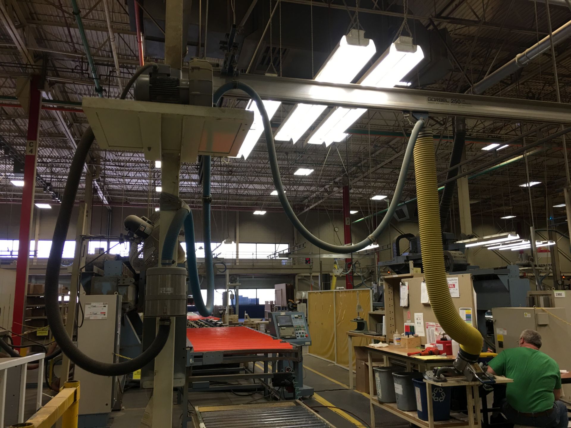 VACUUM LIFTER WITH PUMP AND OVERHEAD GANTRY RAILS