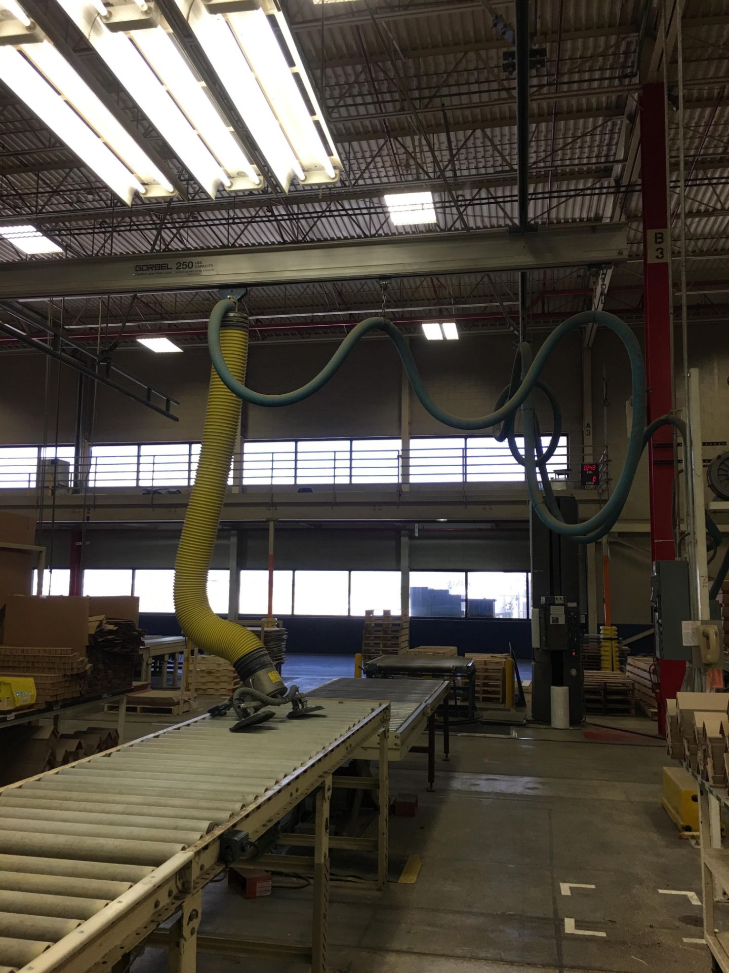 VACUUM LIFTER WITH PUMP AND OVERHEAD GANTRY RAILS