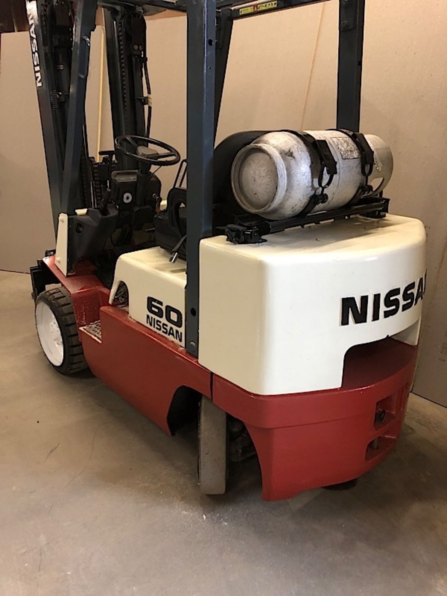 NISSAN (CUGJ02F30PV) 6,000 LBS CAP FORKLIFT LPG 3 STAGE SIDE SHIFT (EXCLUDING TANK) - Image 2 of 4