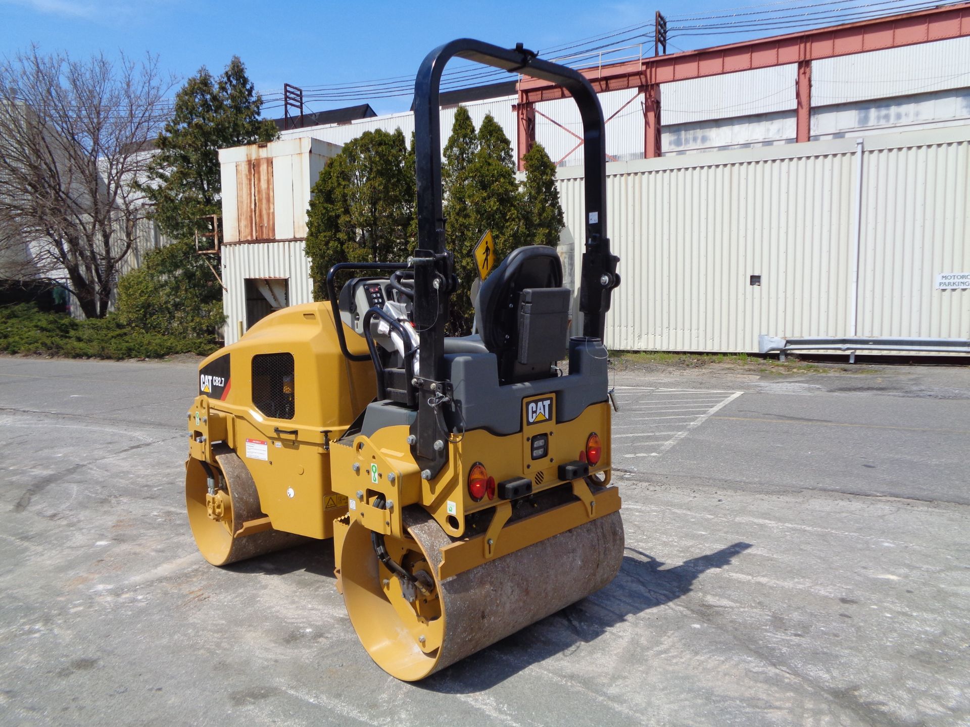 UNUSED New Caterpillar CB2.7 Double Drum Vibrating Roller Compactor - Only 2 Hrs - Image 11 of 11