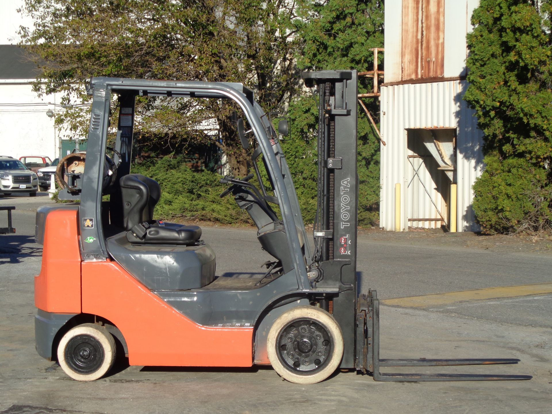 Toyota Forklift 8FGC025 5,000 lbs -Triple Mast - Side Shift