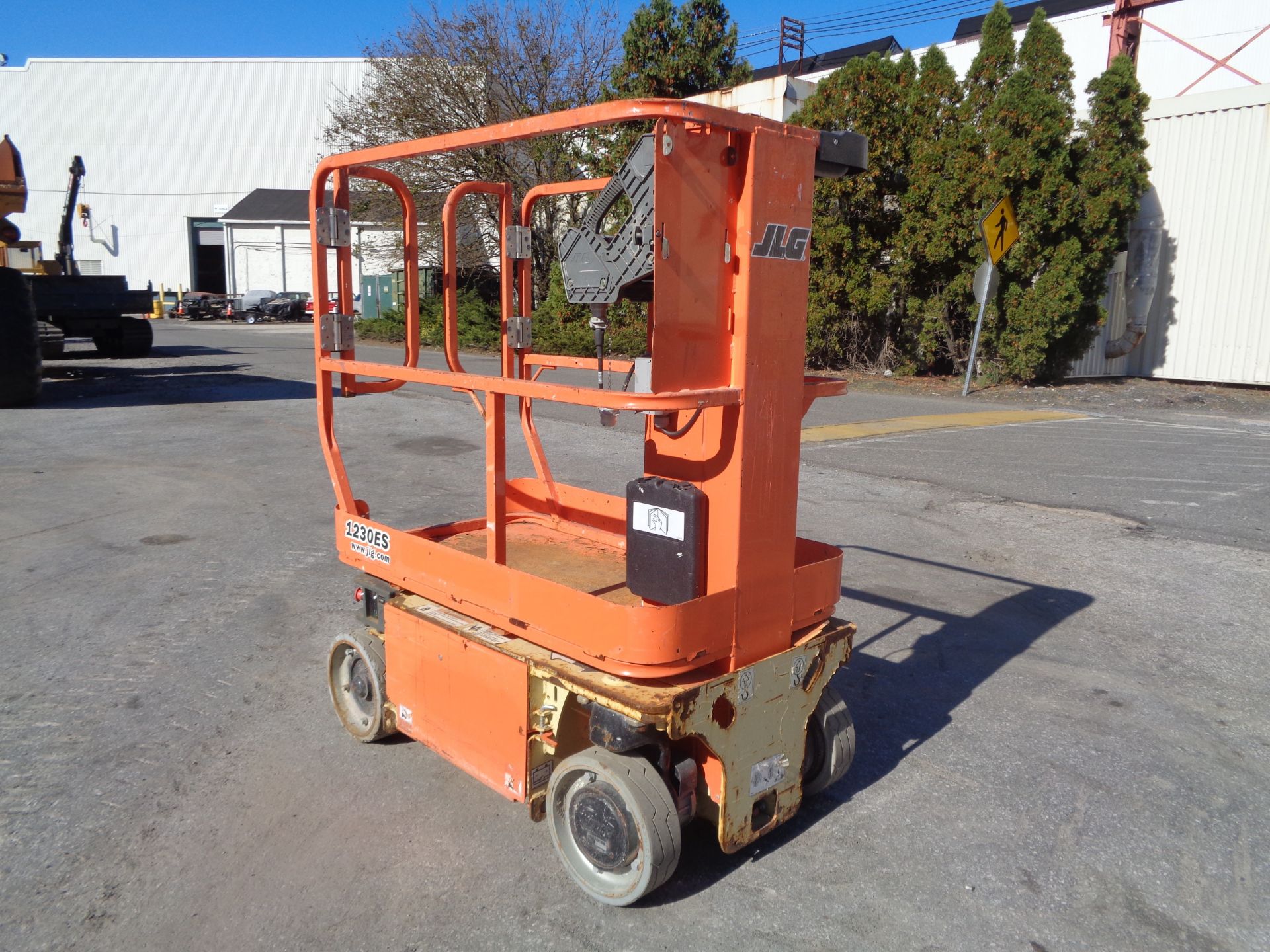 JLG 1230ES 500LB -Electric Personal Boom Scissor Man Aerial Lift - 12ft Height - Image 14 of 29