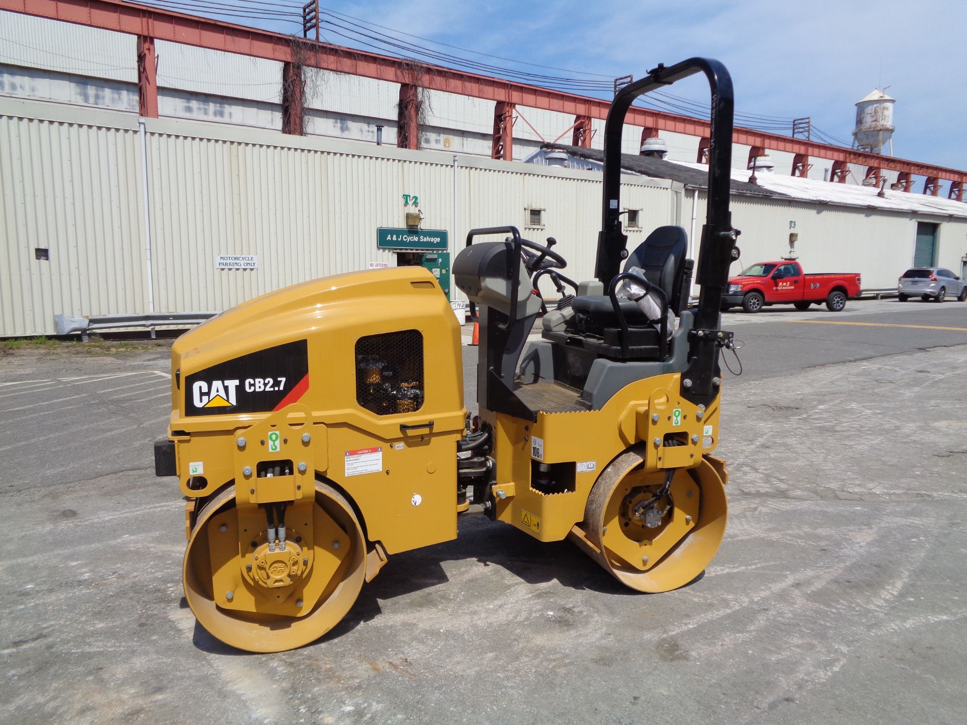 UNUSED New Caterpillar CB2.7 Double Drum Vibrating Roller Compactor - Only 2 Hrs - Image 9 of 11