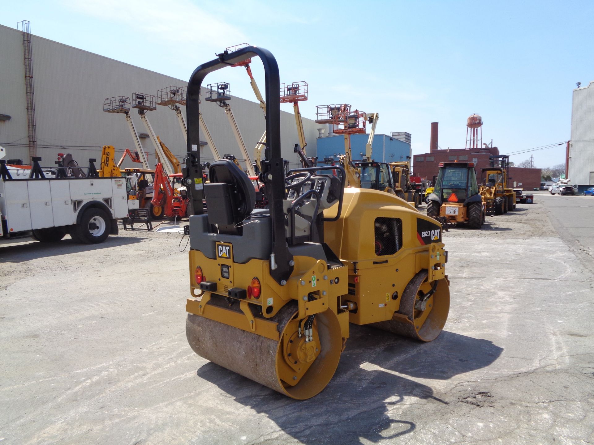 UNUSED New Caterpillar CB2.7 Double Drum Vibrating Roller Compactor - Only 2 Hrs - Image 3 of 11