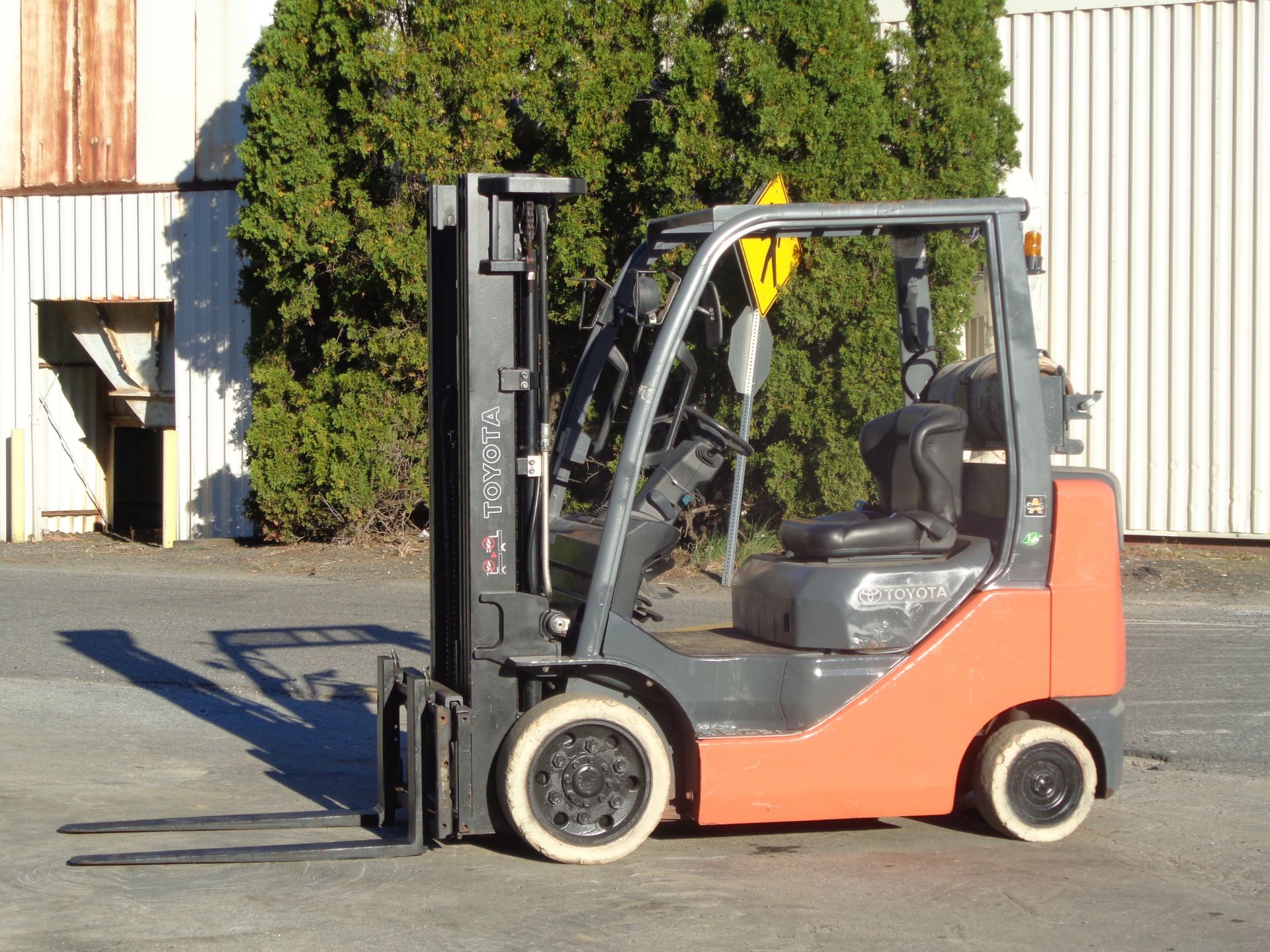 Toyota Forklift 8FGC025 5,000 lbs -Triple Mast - Side Shift - Image 3 of 20