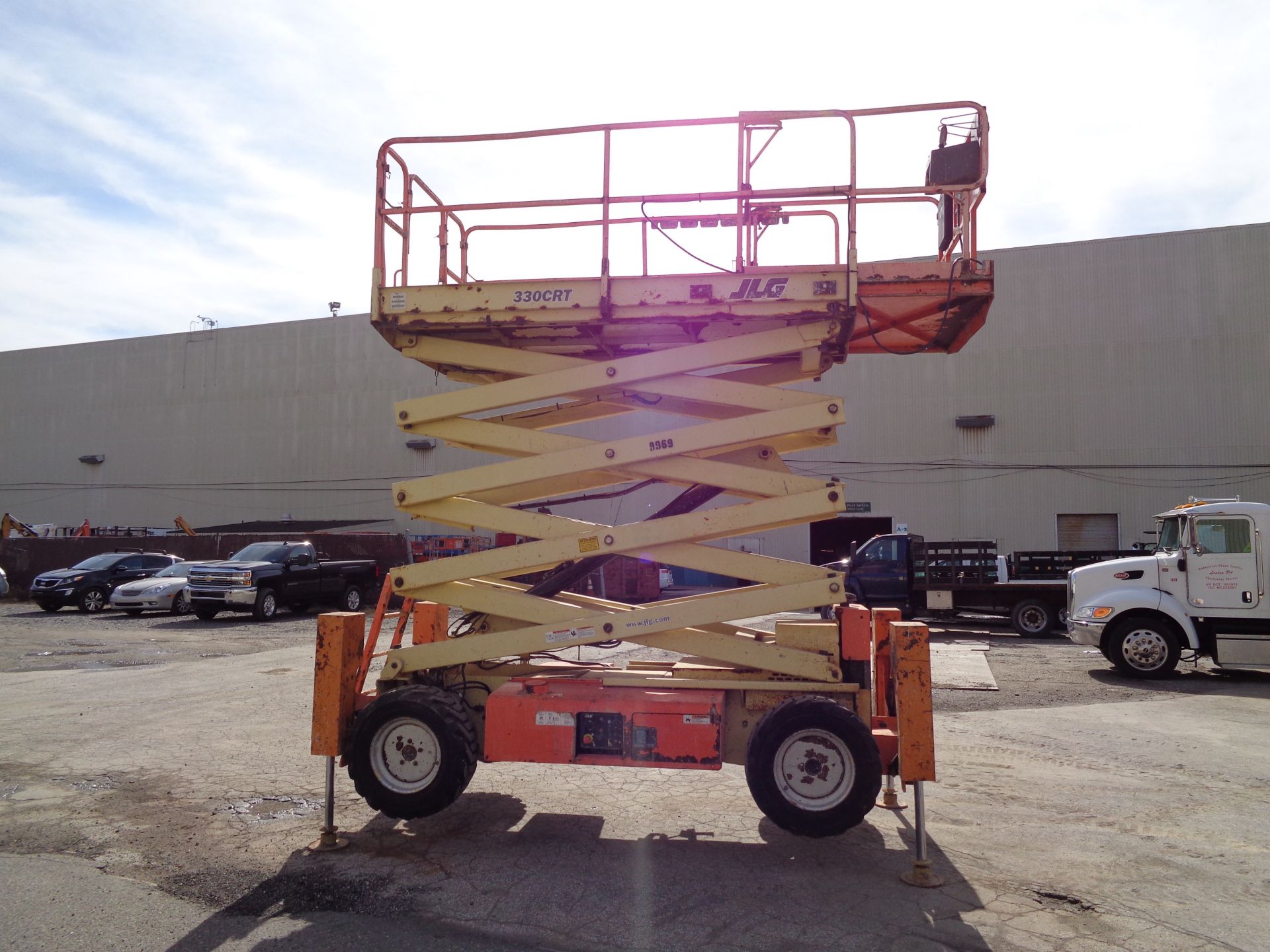 JLG 330CRT- Scissor Man Aerial Lift -Dual Fuel -33ft height - Image 8 of 22