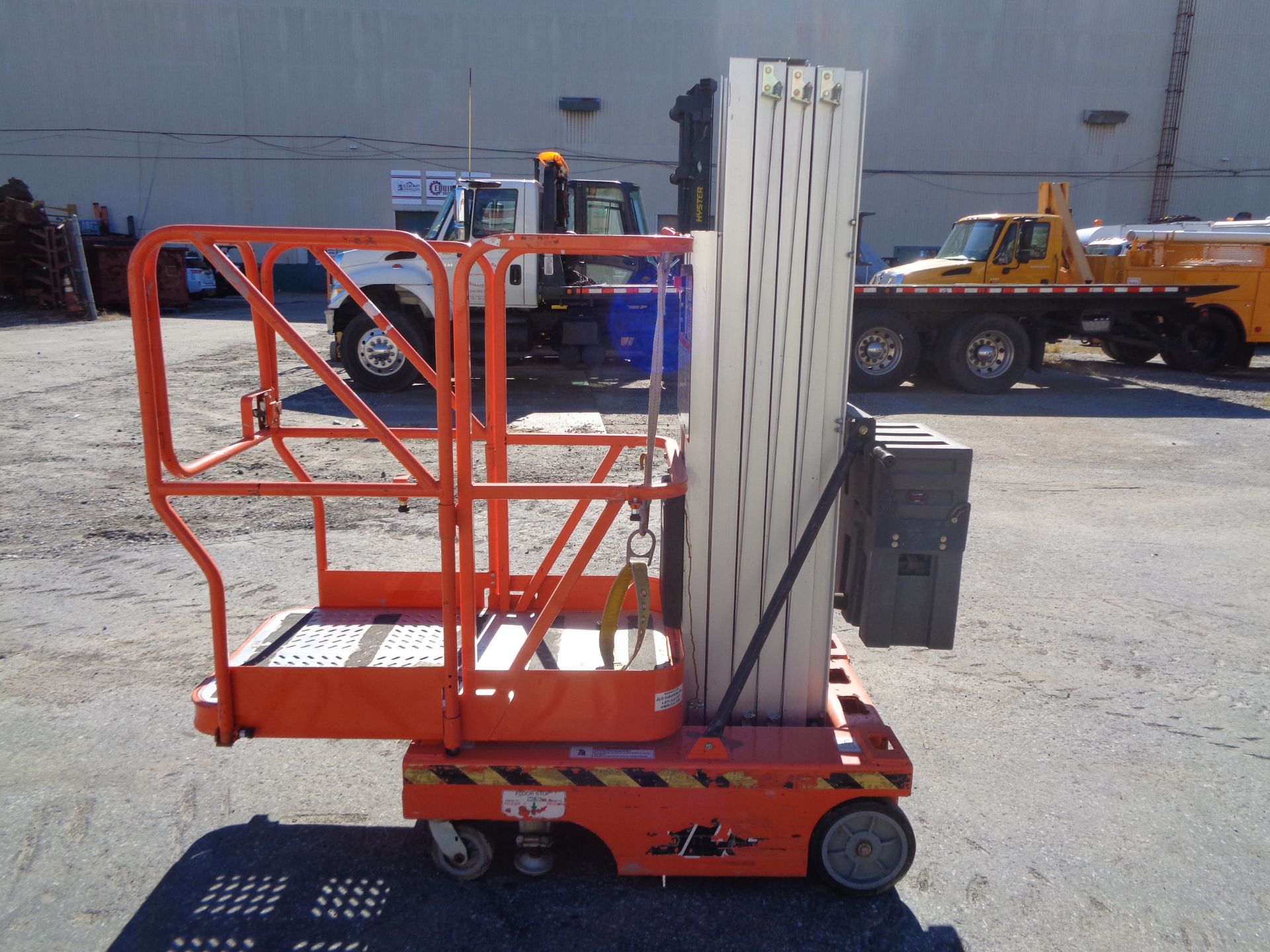 JLG 12SP 500LB -Electric Personal Man Aerial Lift - 12ft Height - Image 4 of 30