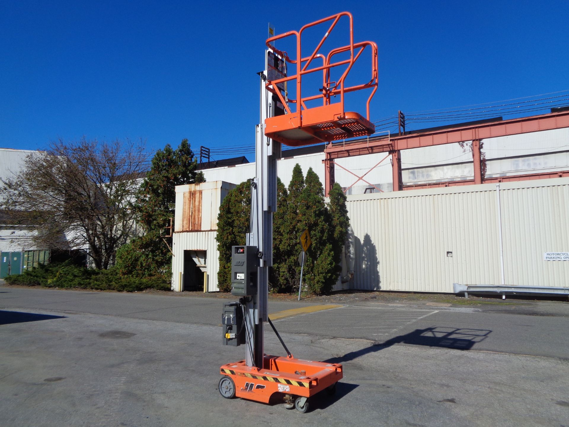 JLG 12SP 500LB -Electric Personal Man Aerial Lift - 12ft Height - Image 6 of 30
